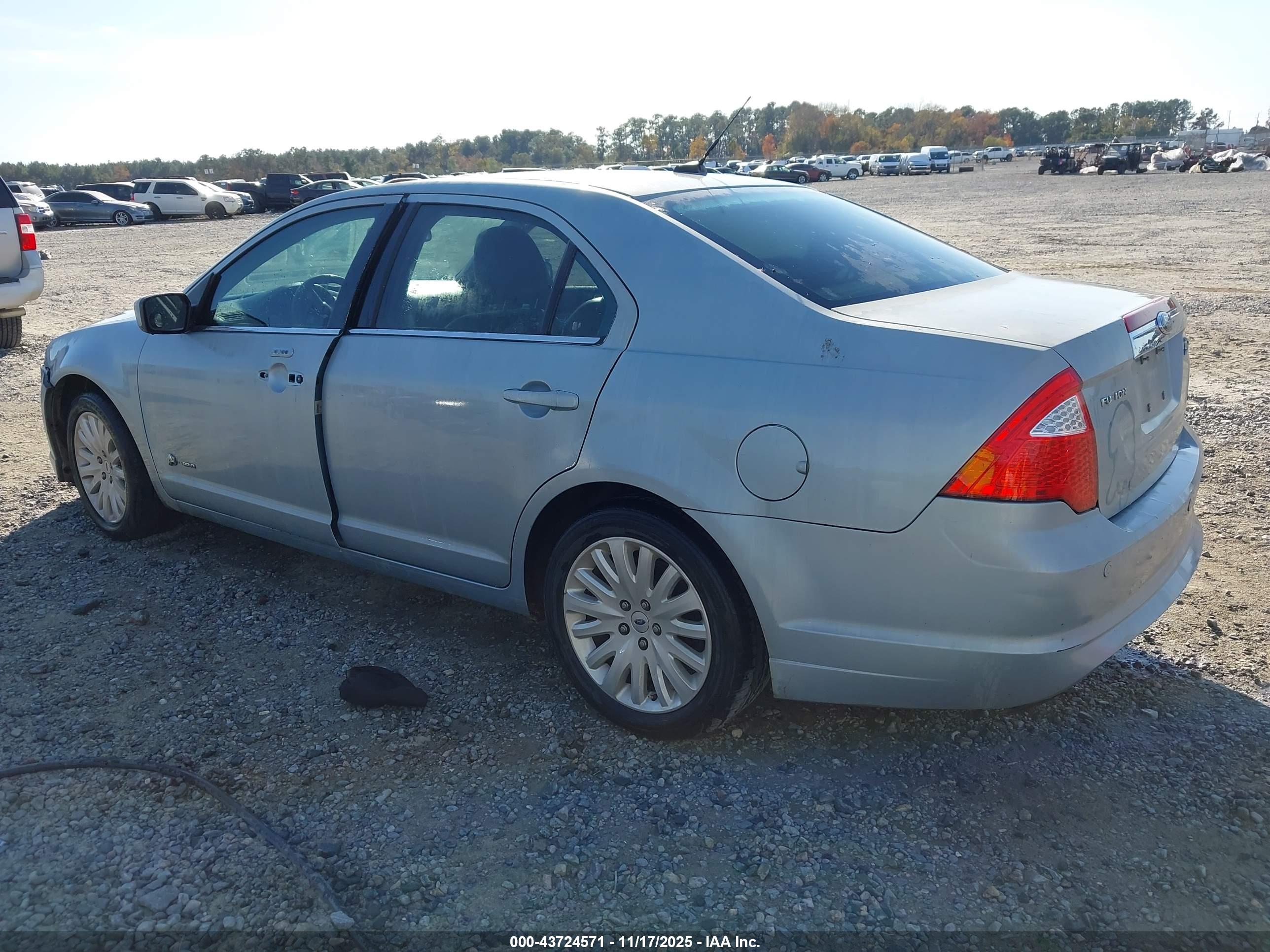 FORD FUSION image 3