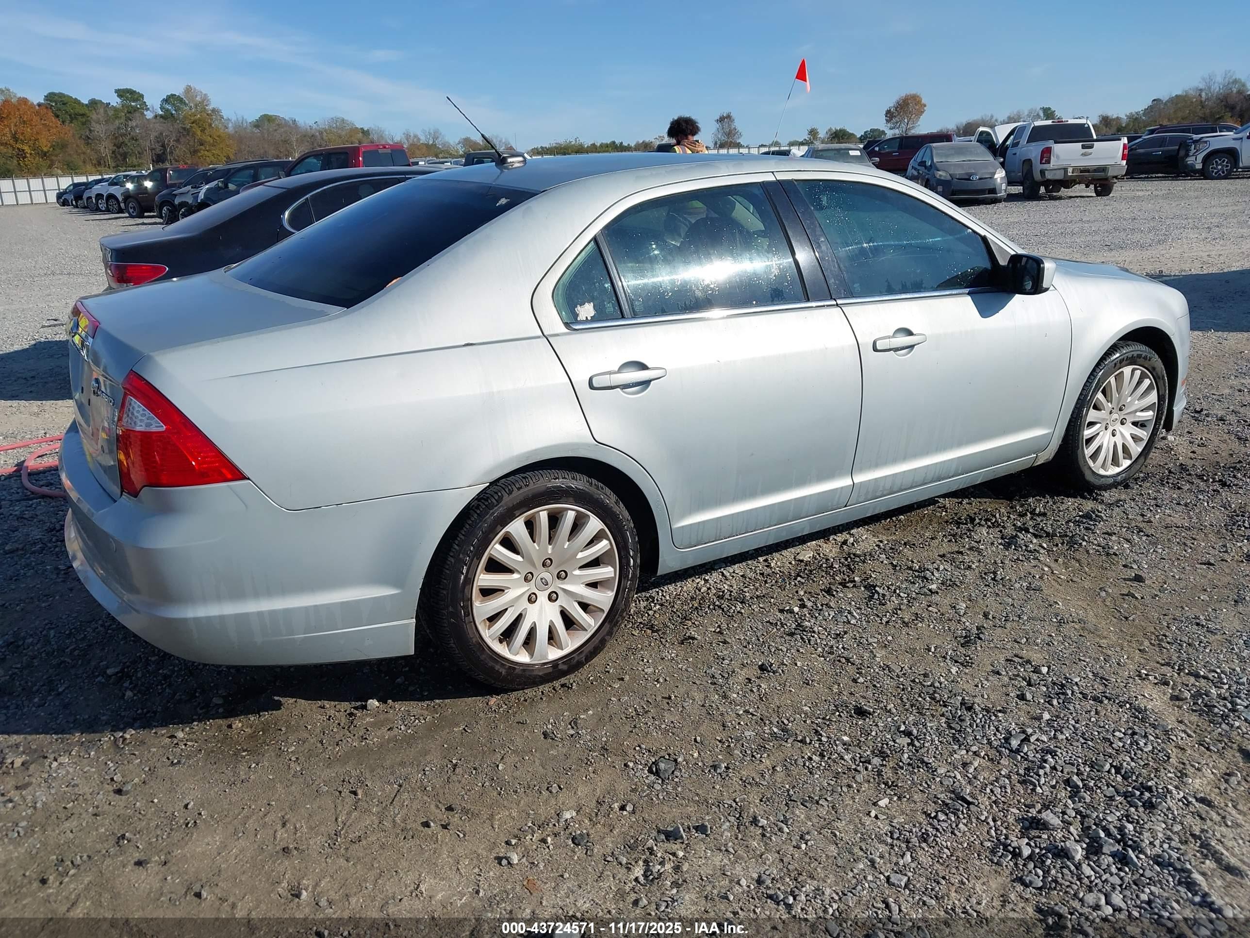 FORD FUSION image 4
