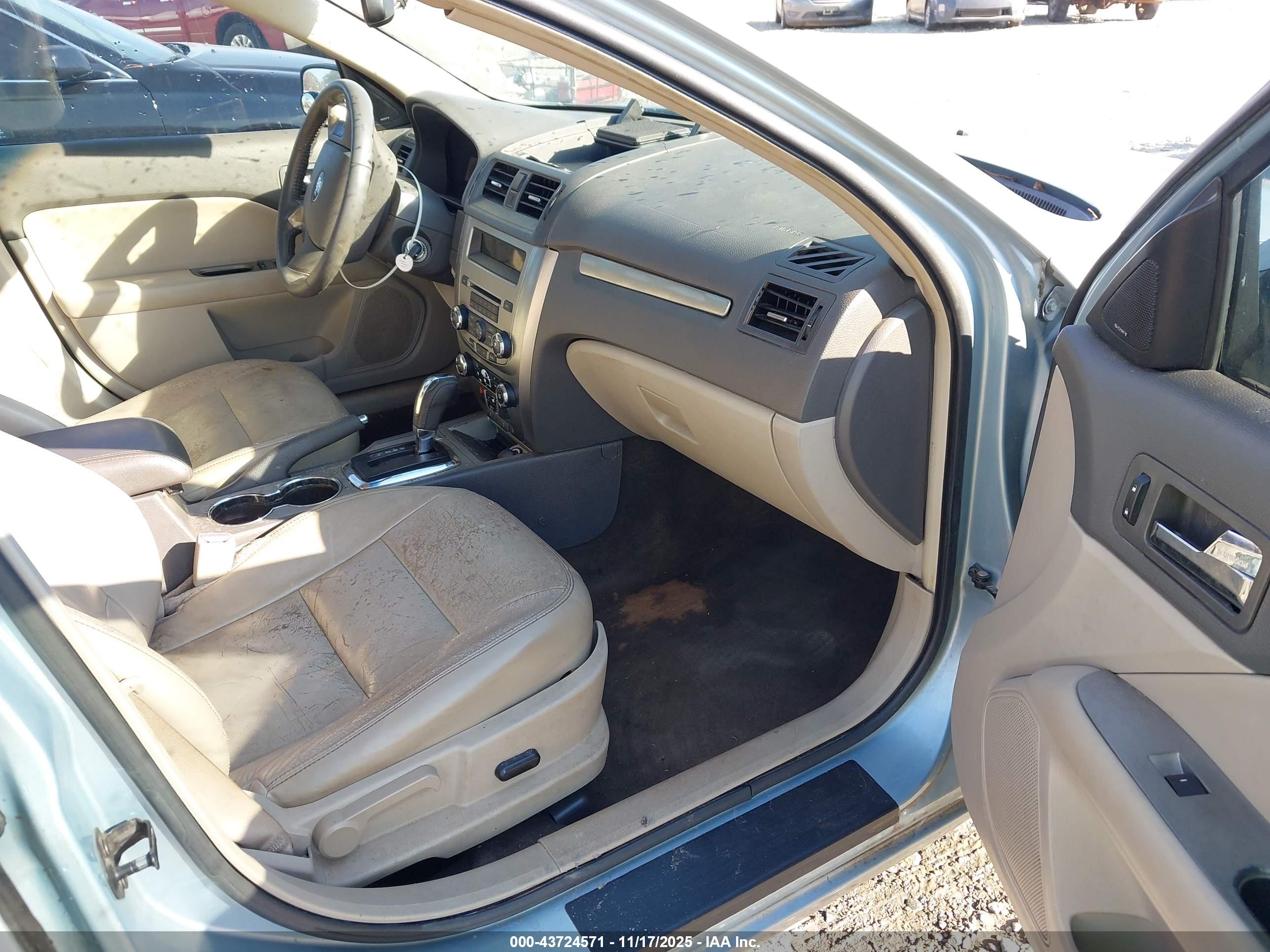 FORD FUSION image 5