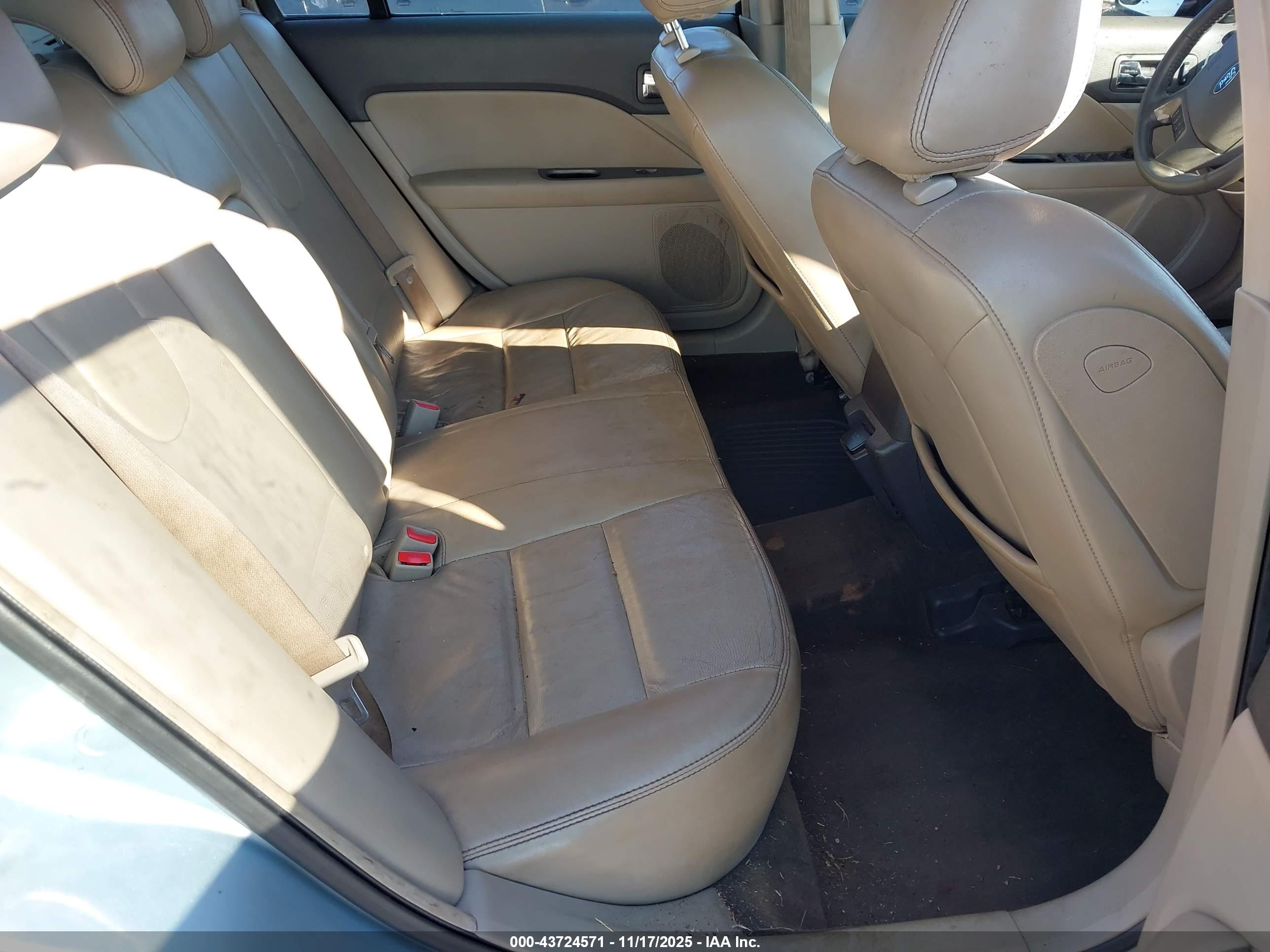 FORD FUSION image 8