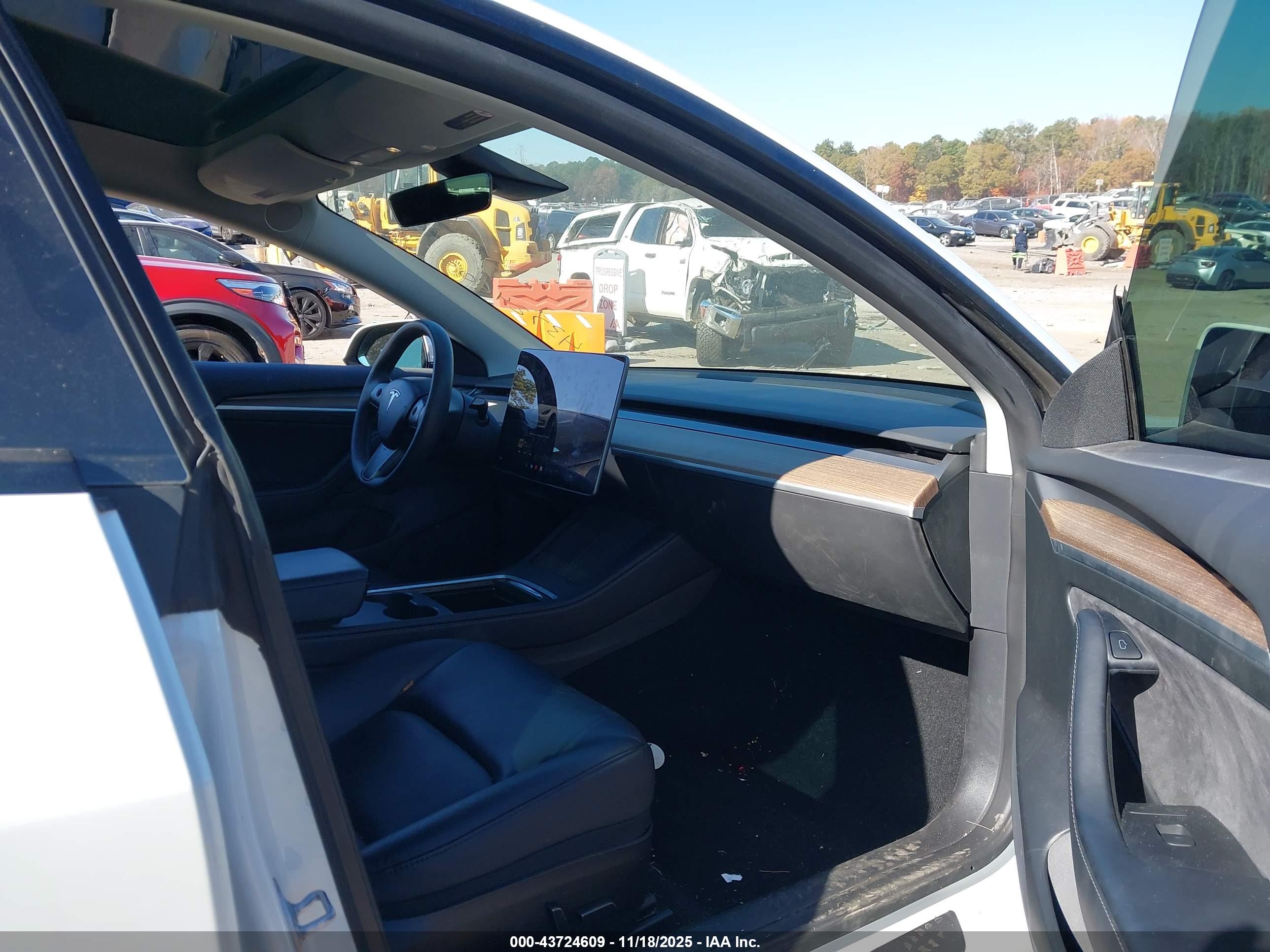 TESLA MODEL image 5