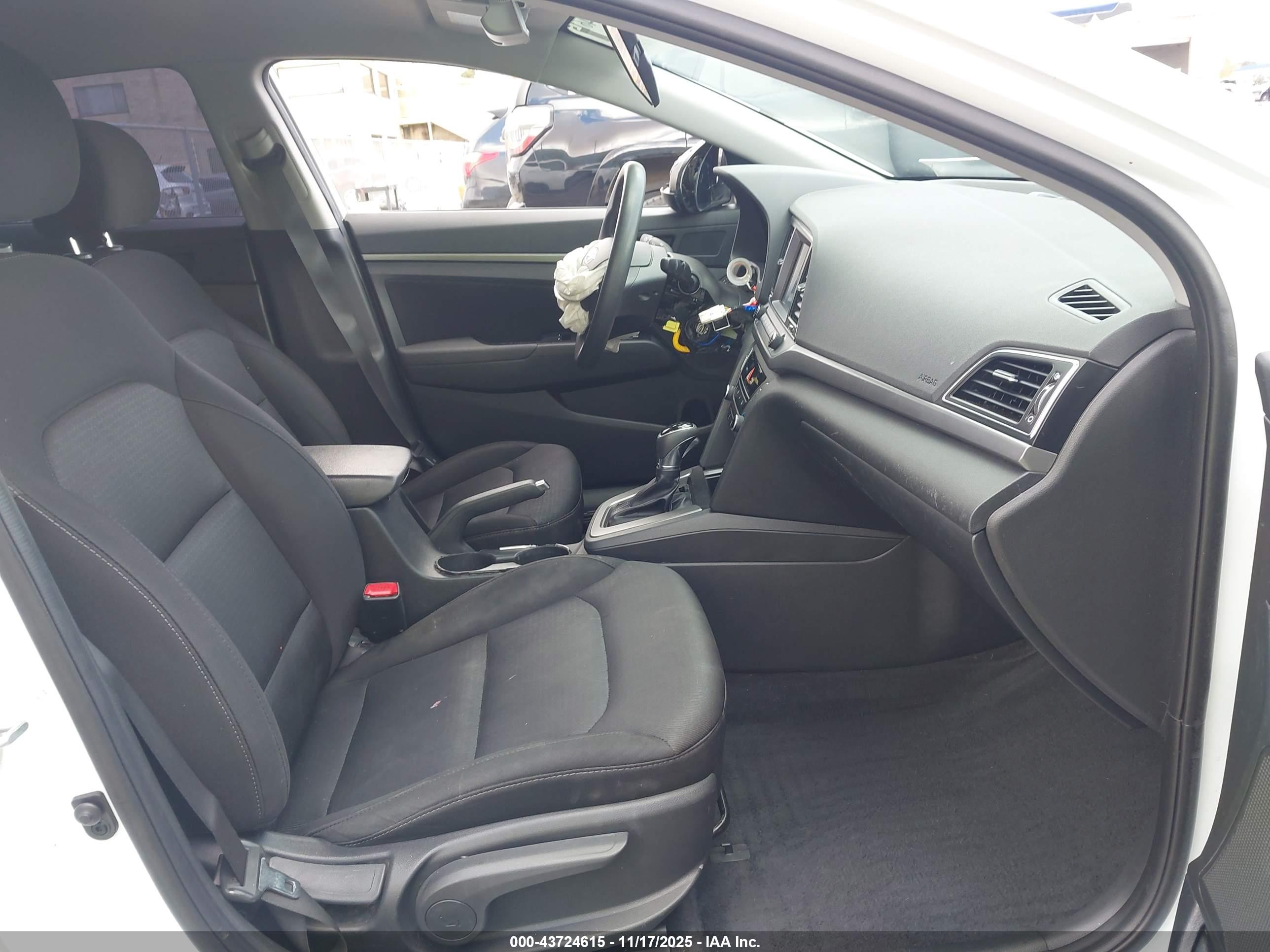 HYUNDAI ELANTRA image 5