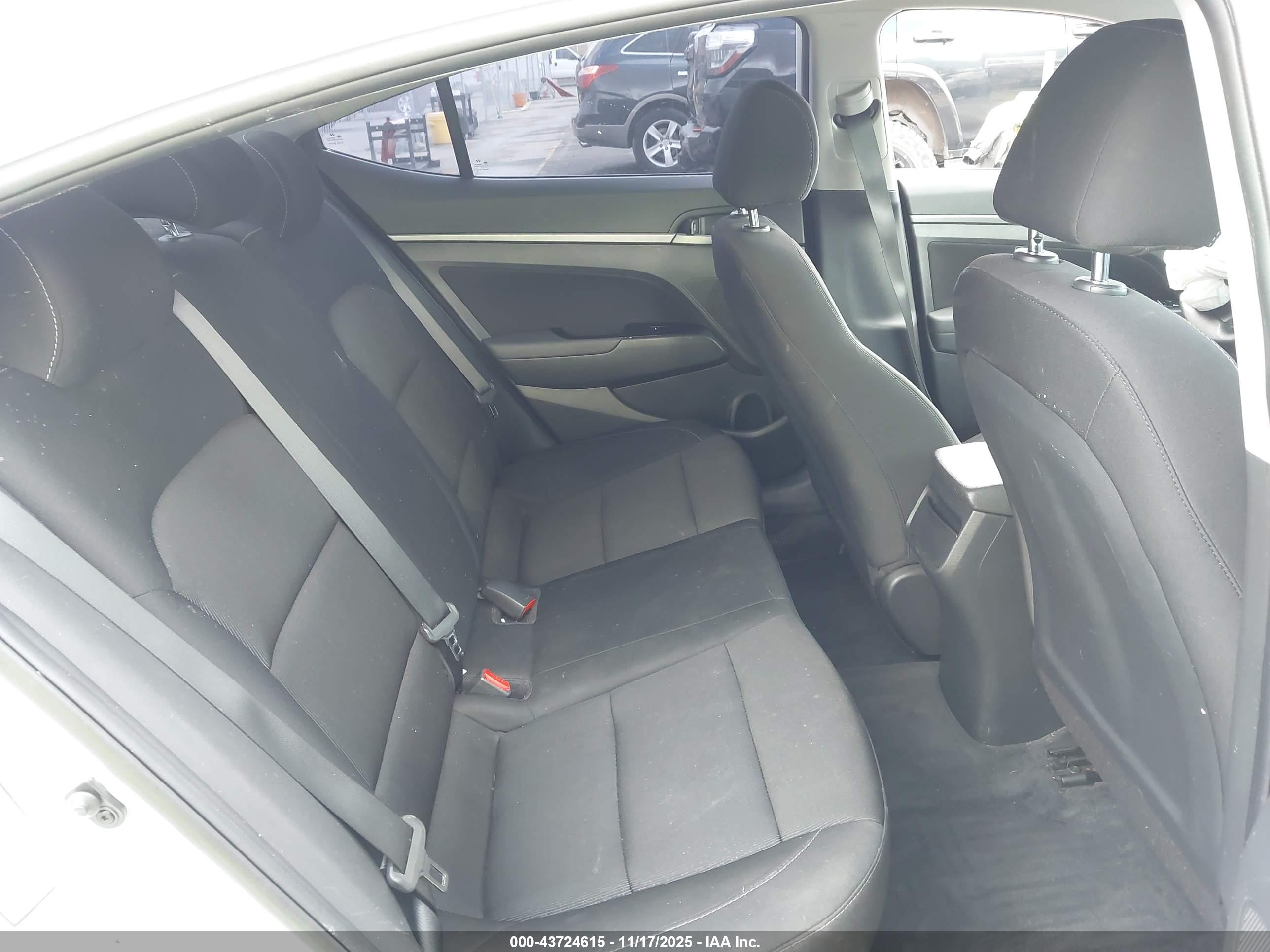HYUNDAI ELANTRA image 8