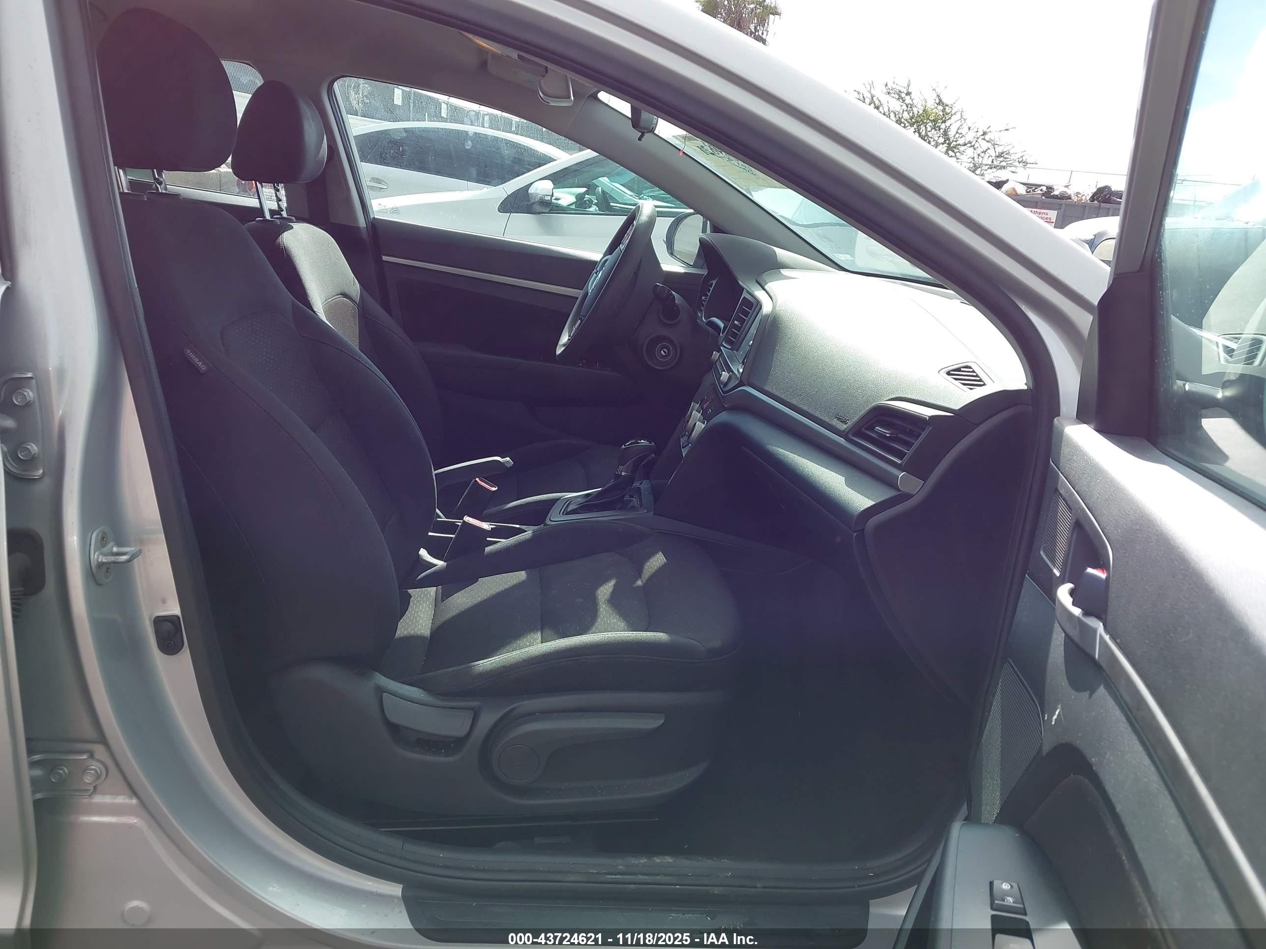 HYUNDAI ELANTRA image 5