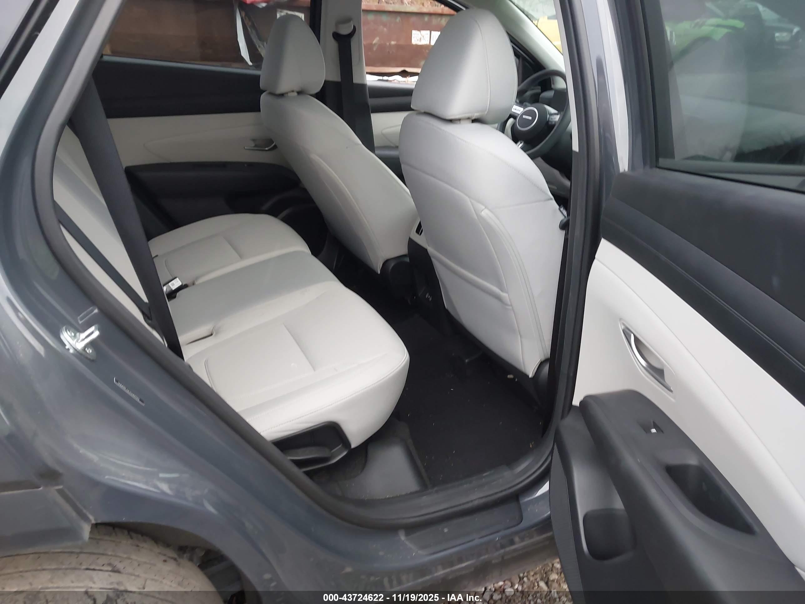 HYUNDAI TUCSON image 8