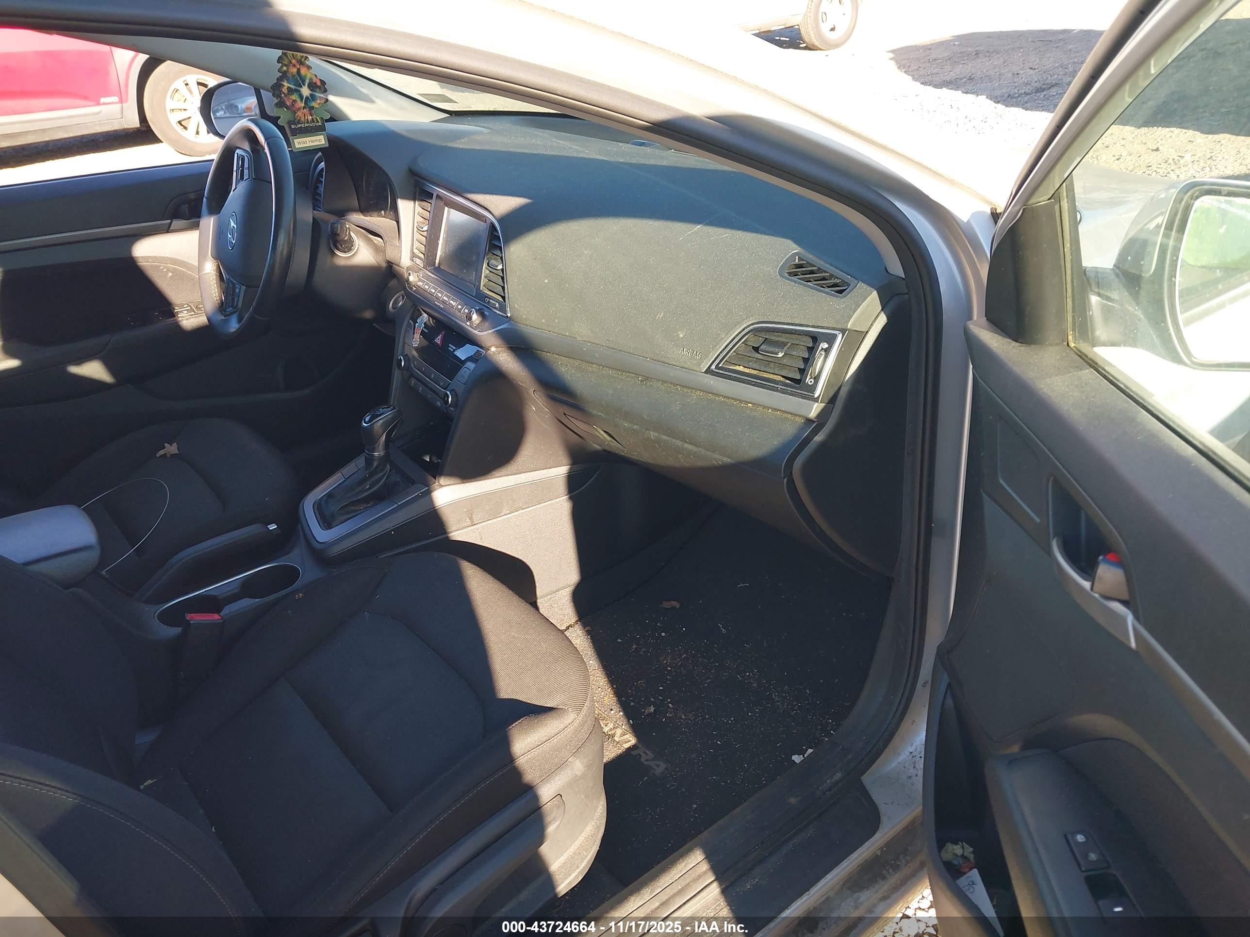 HYUNDAI ELANTRA image 5