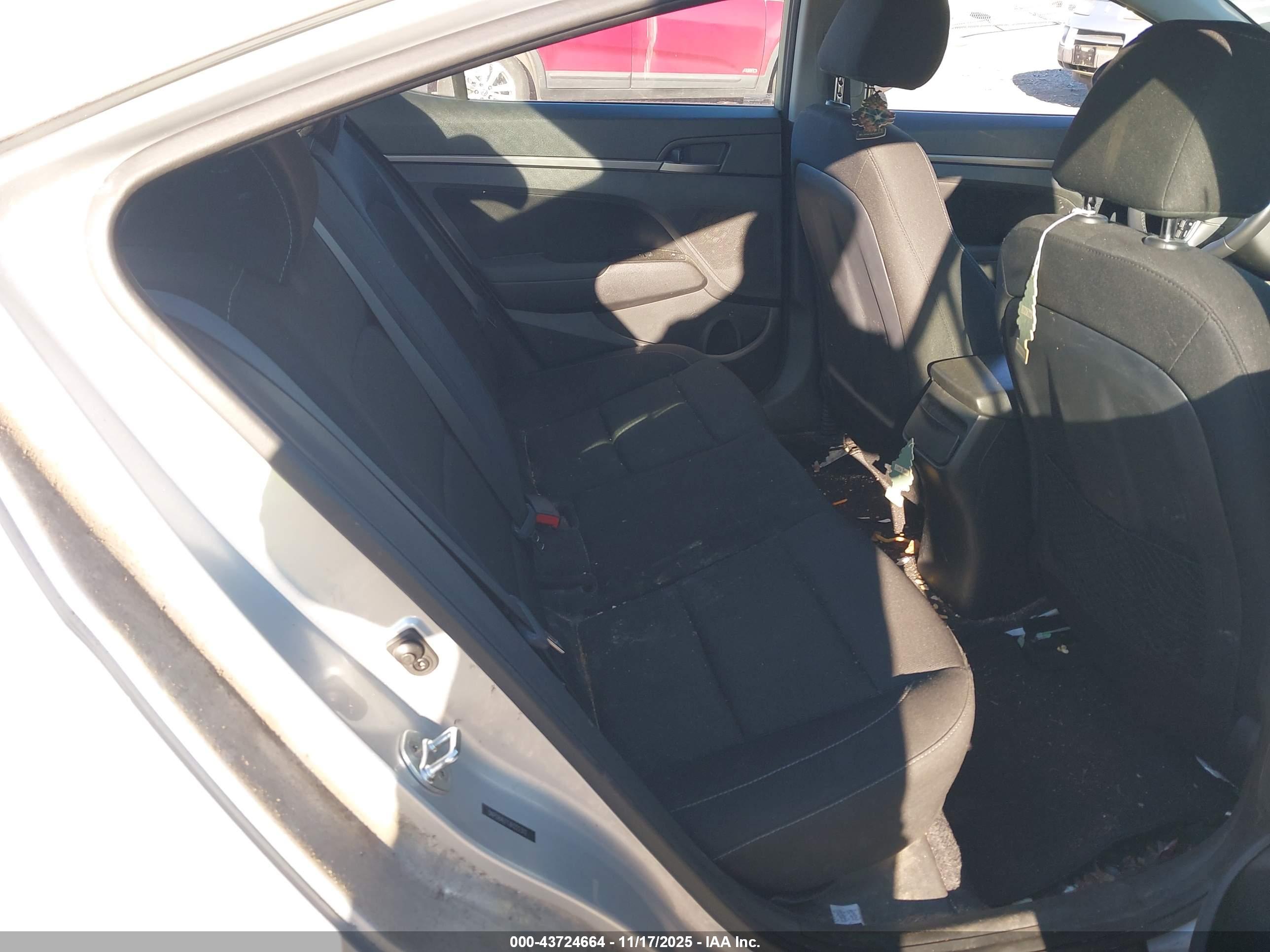 HYUNDAI ELANTRA image 8