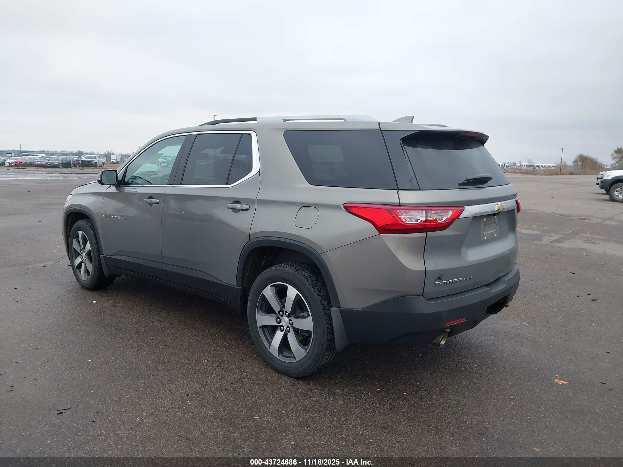 CHEVROLET TRAVERSE image 3