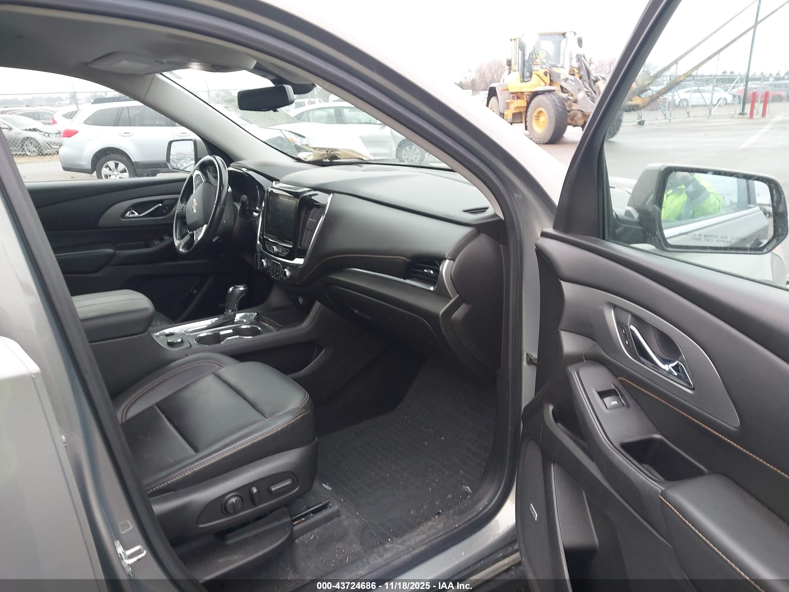 CHEVROLET TRAVERSE image 5