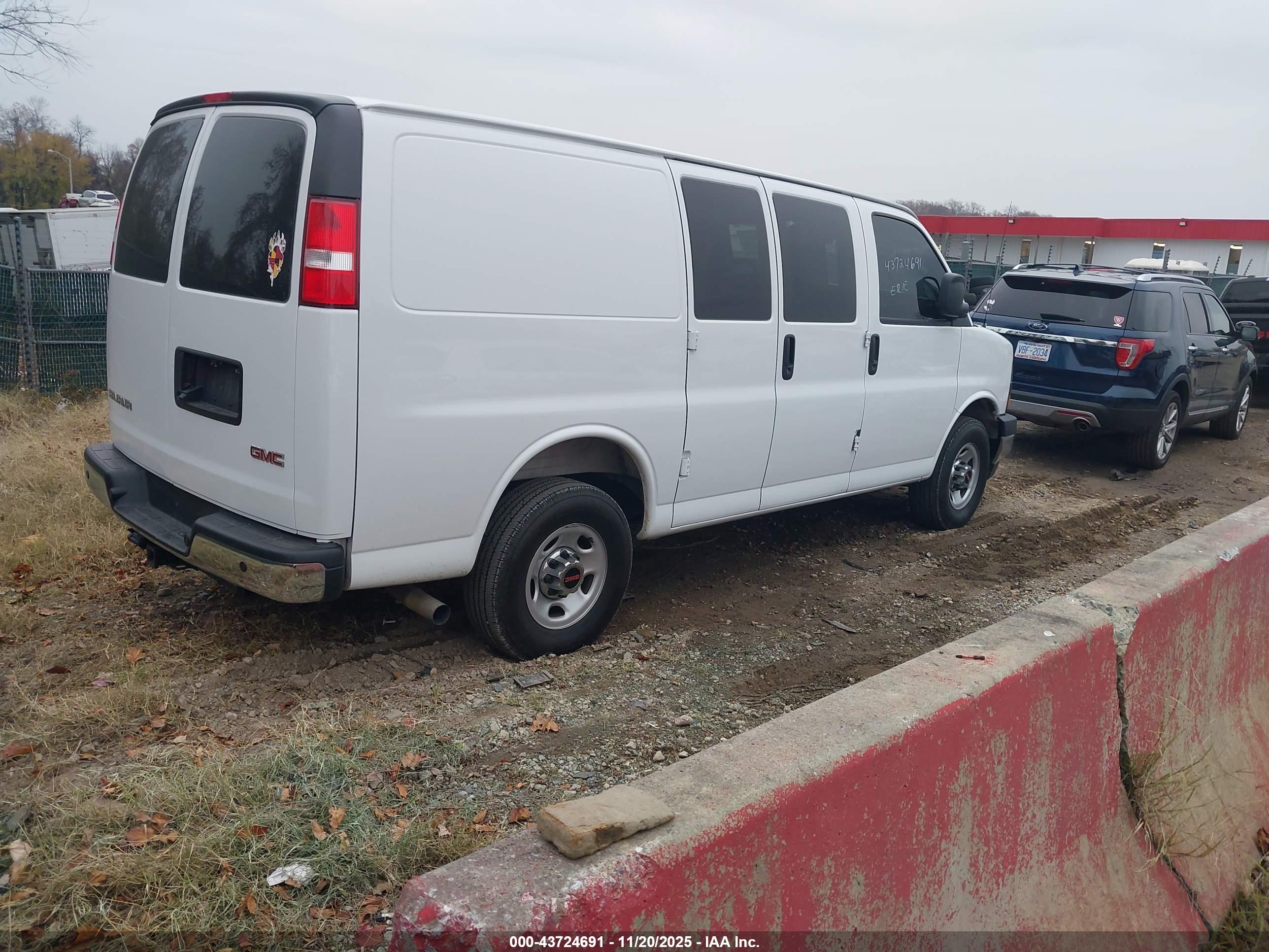 GMC SAVANA image 4