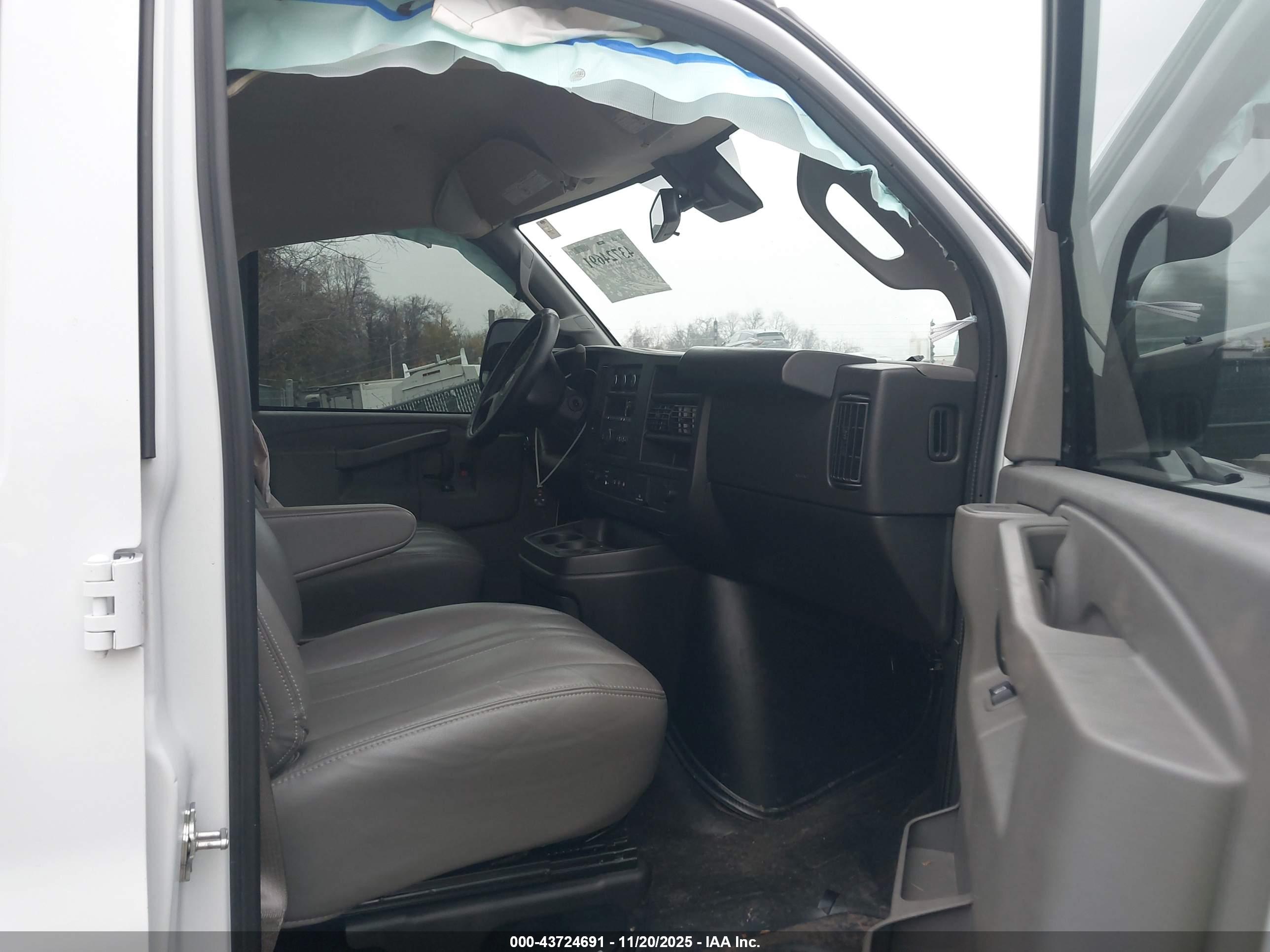 GMC SAVANA image 5
