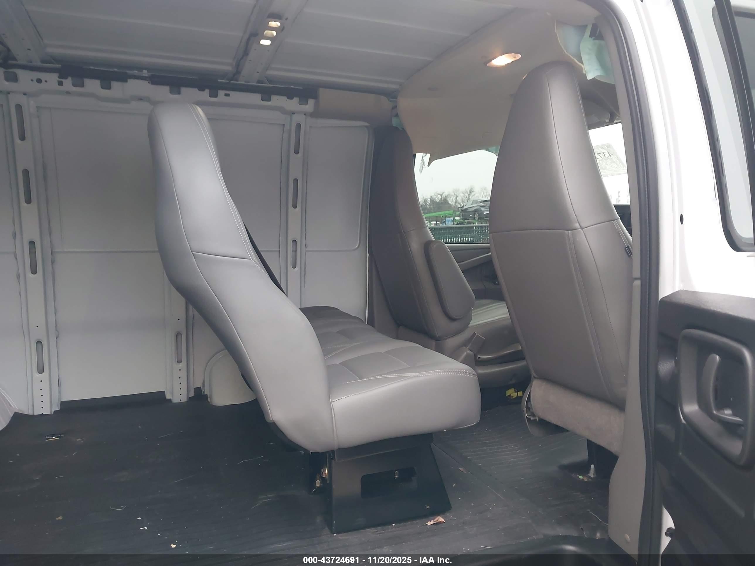 GMC SAVANA image 8