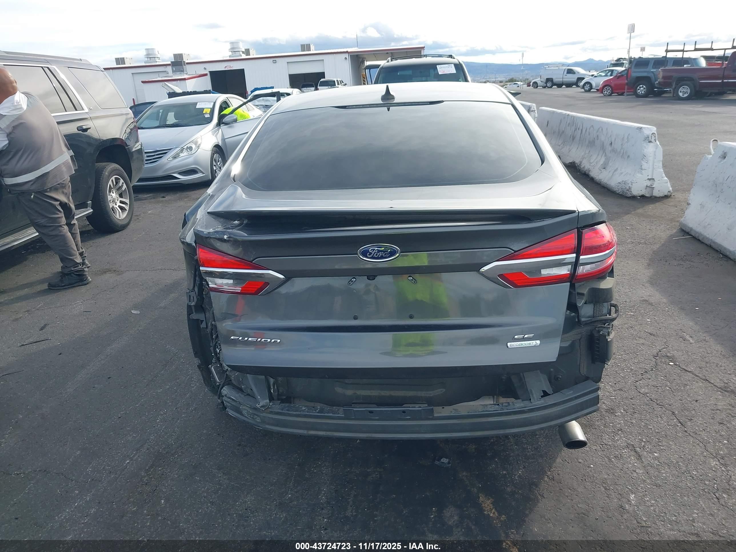 FORD FUSION image 6