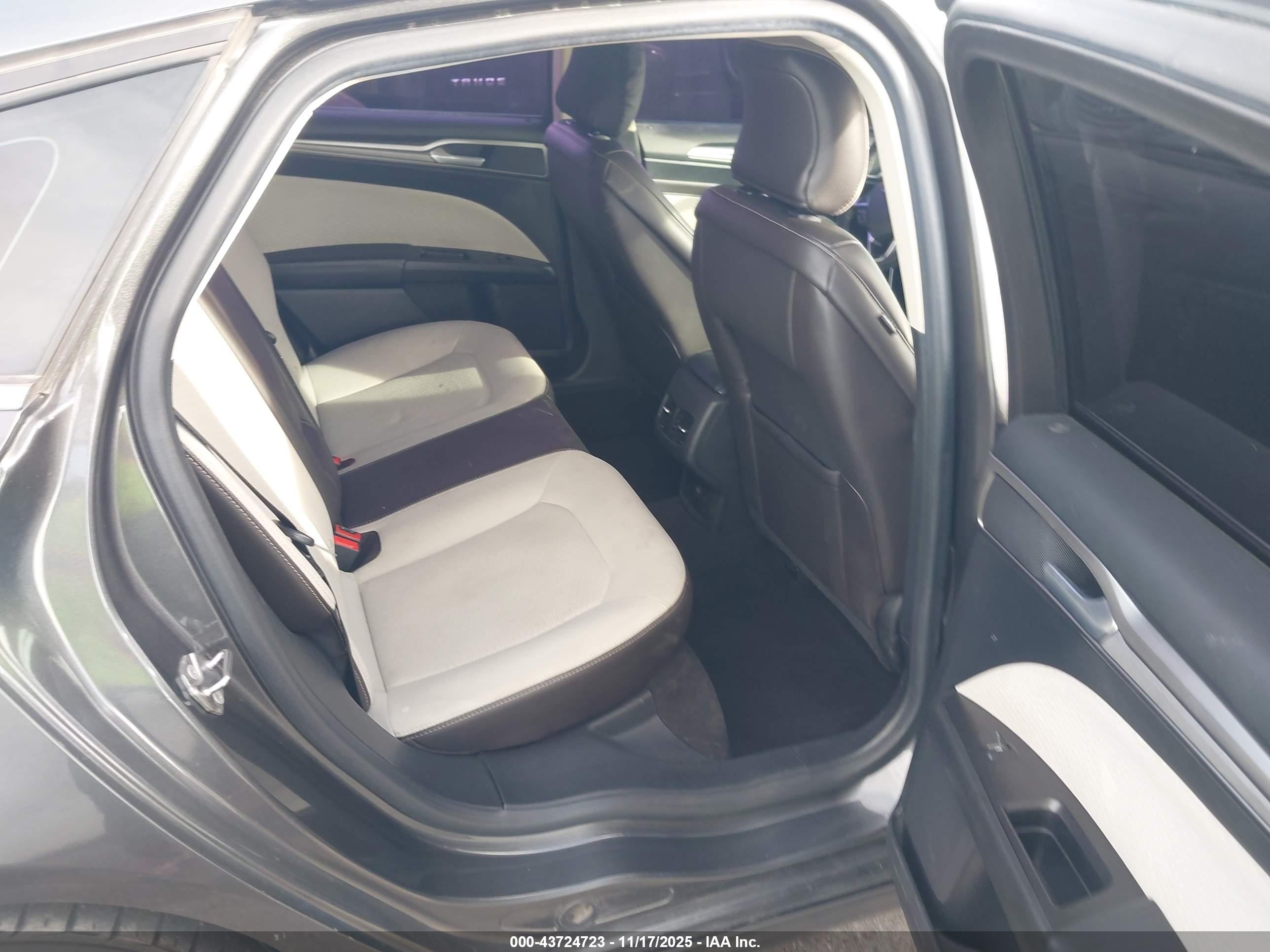 FORD FUSION image 8