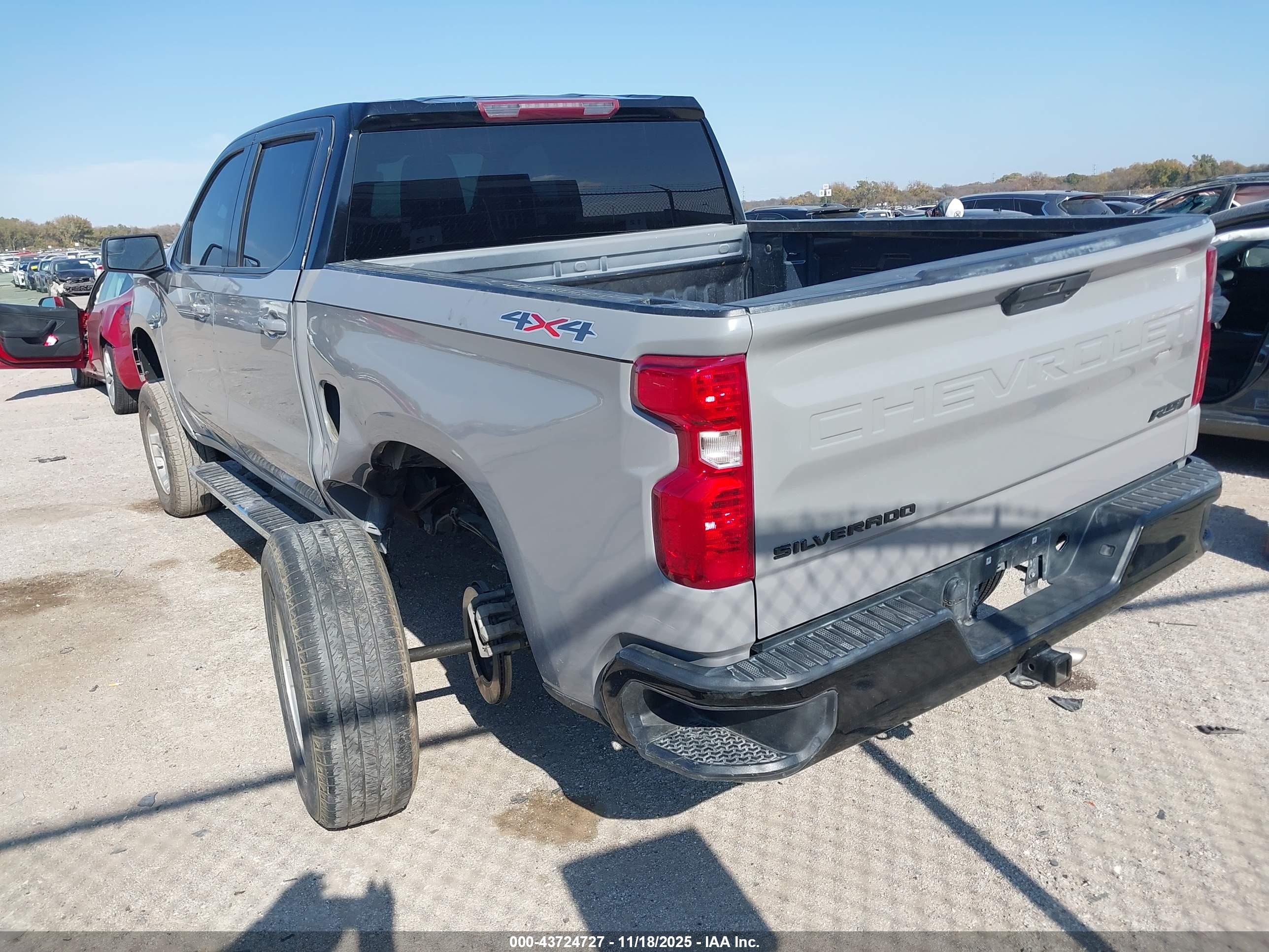 CHEVROLET SILVERADO image 3