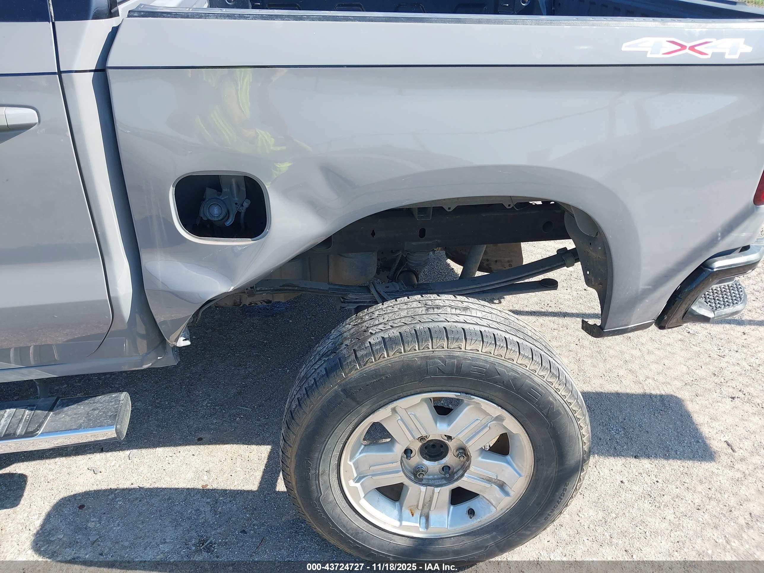 CHEVROLET SILVERADO image 6