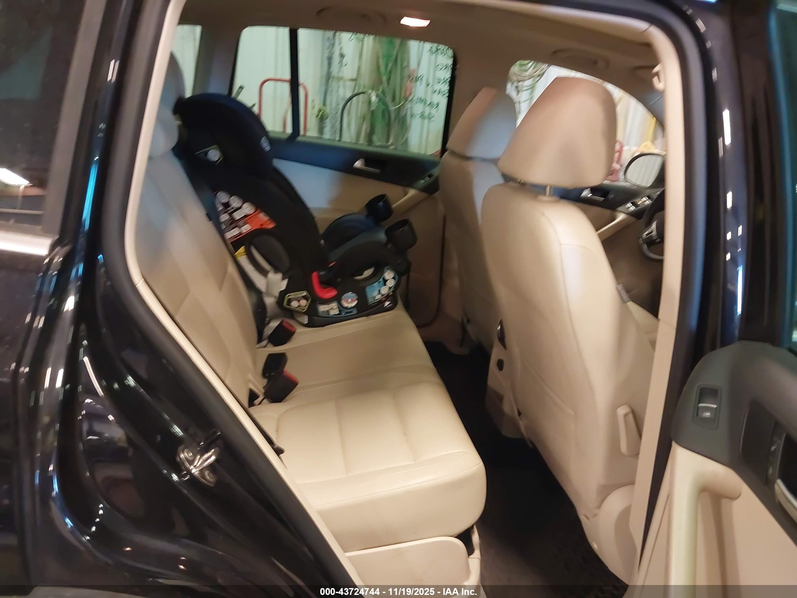 VOLKSWAGEN TIGUAN image 8