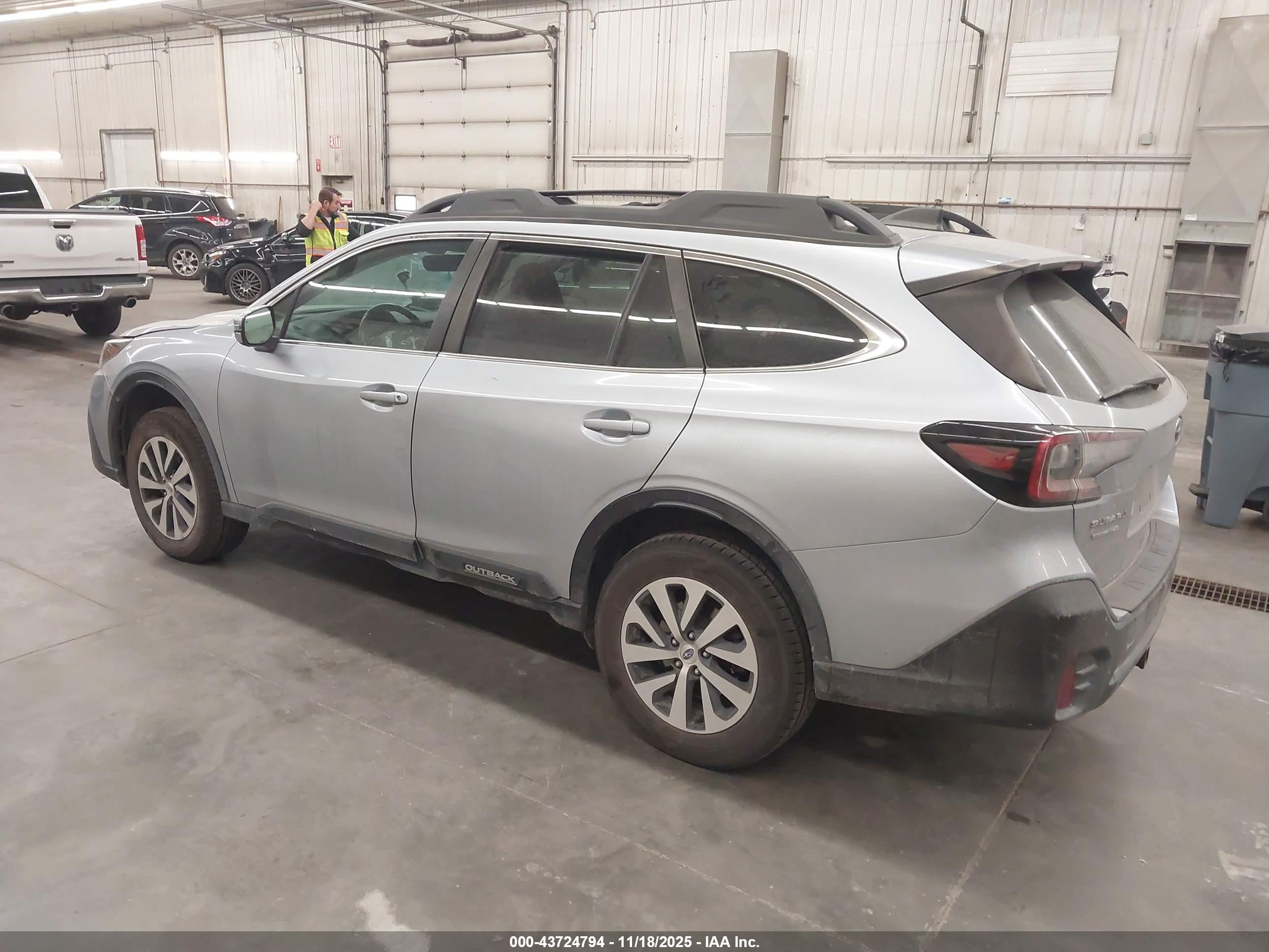 SUBARU OUTBACK image 3