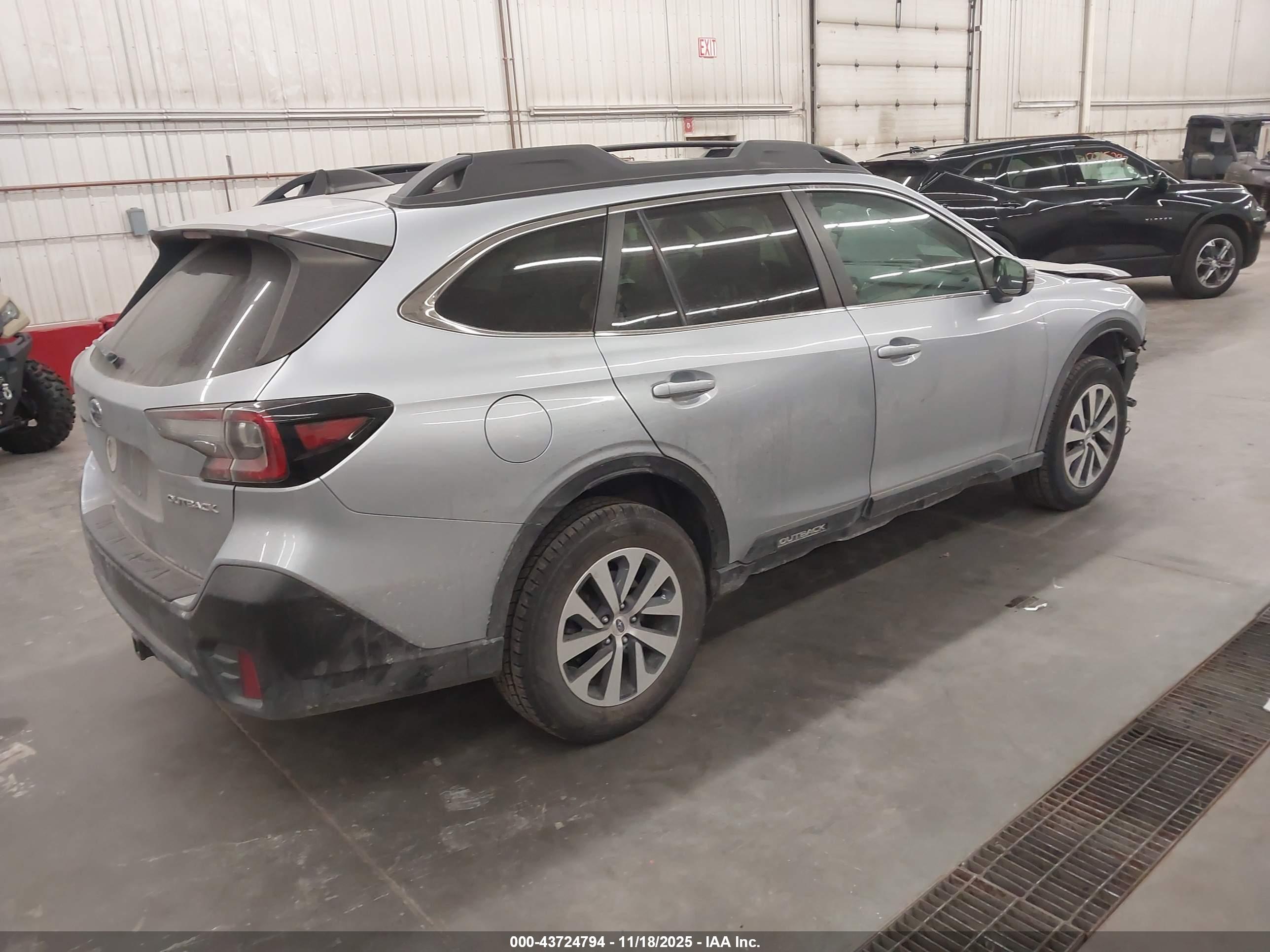 SUBARU OUTBACK image 4