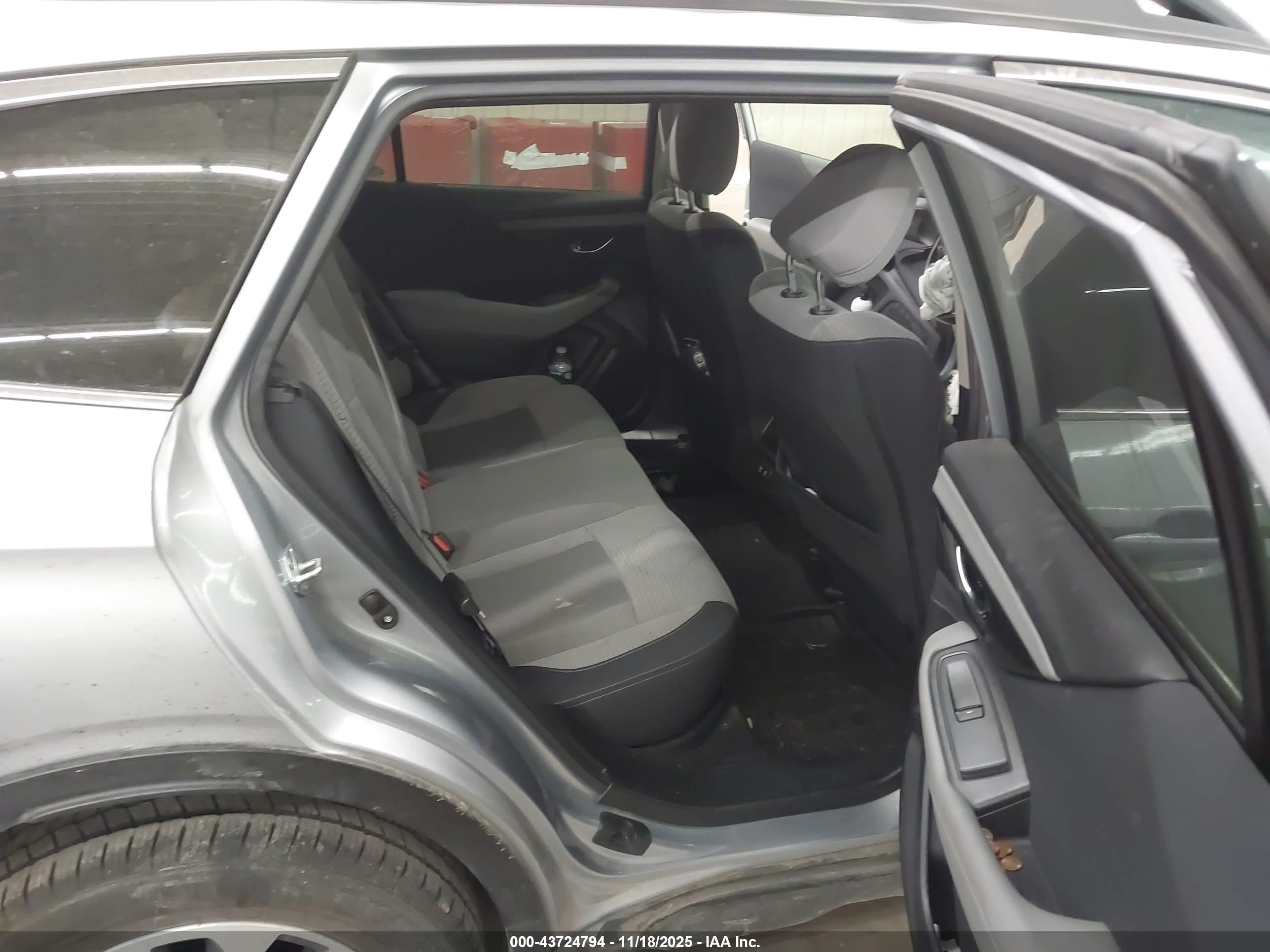 SUBARU OUTBACK image 8