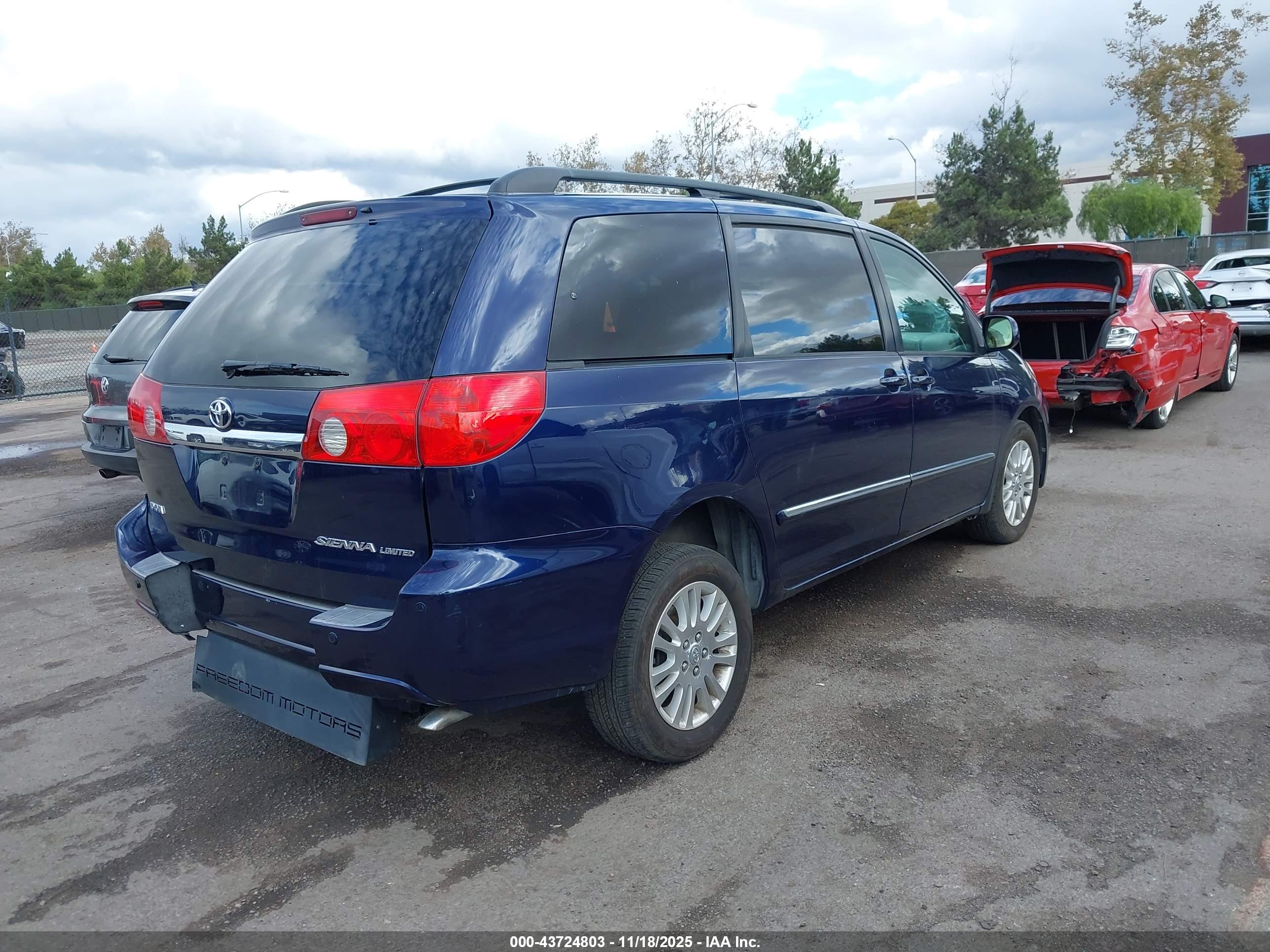 TOYOTA SIENNA image 4
