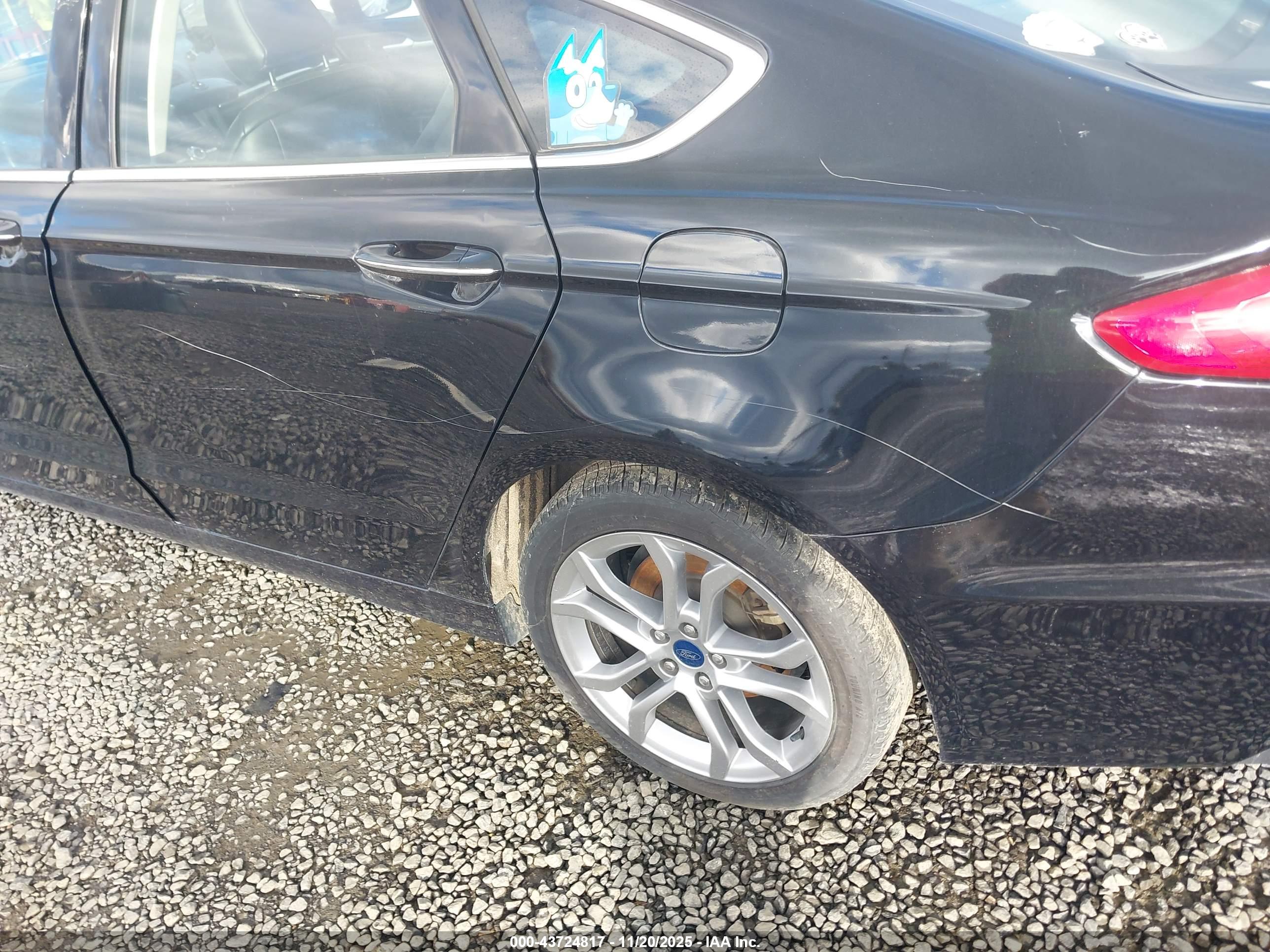 FORD FUSION image 6