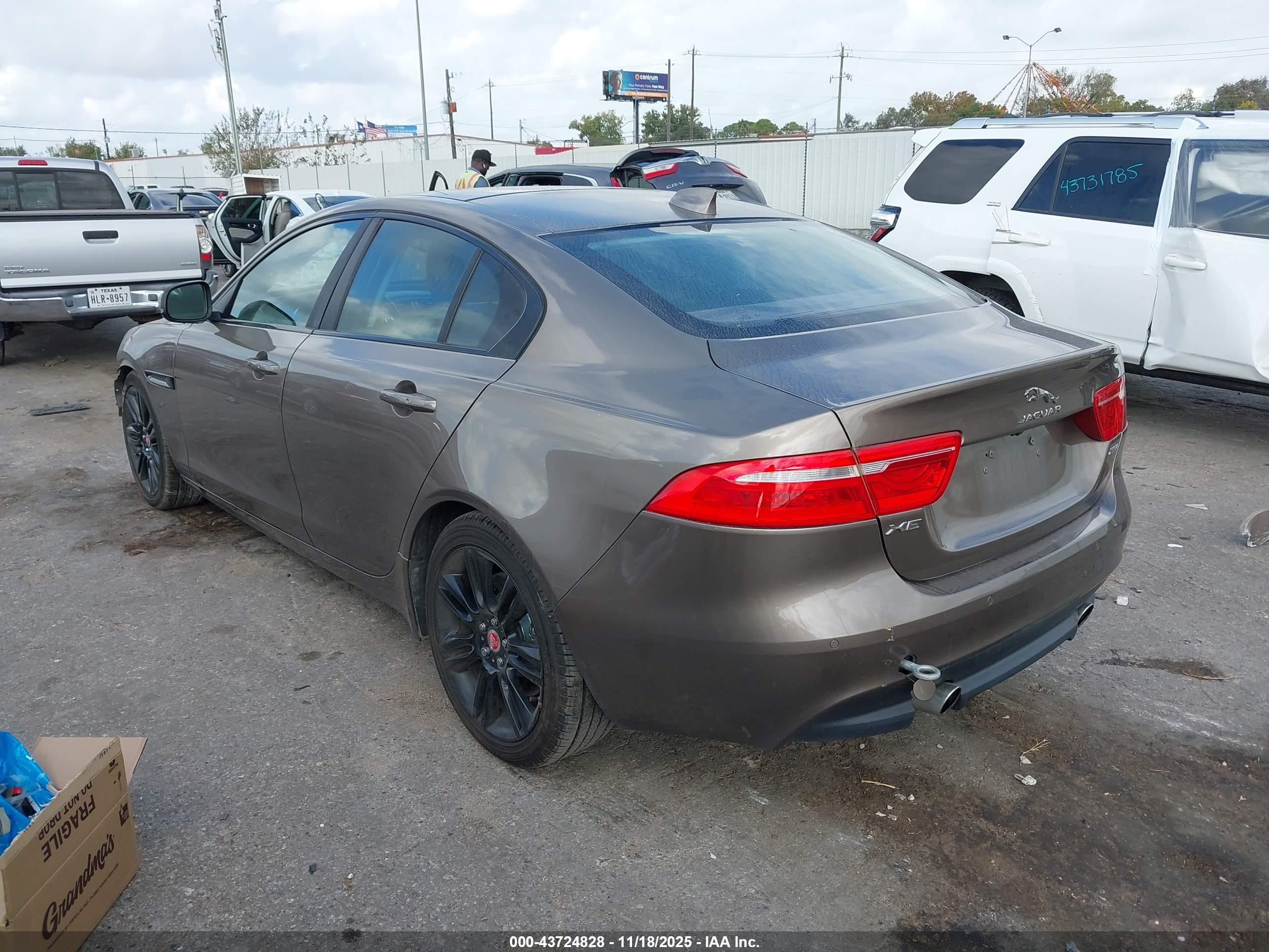 JAGUAR XE image 3