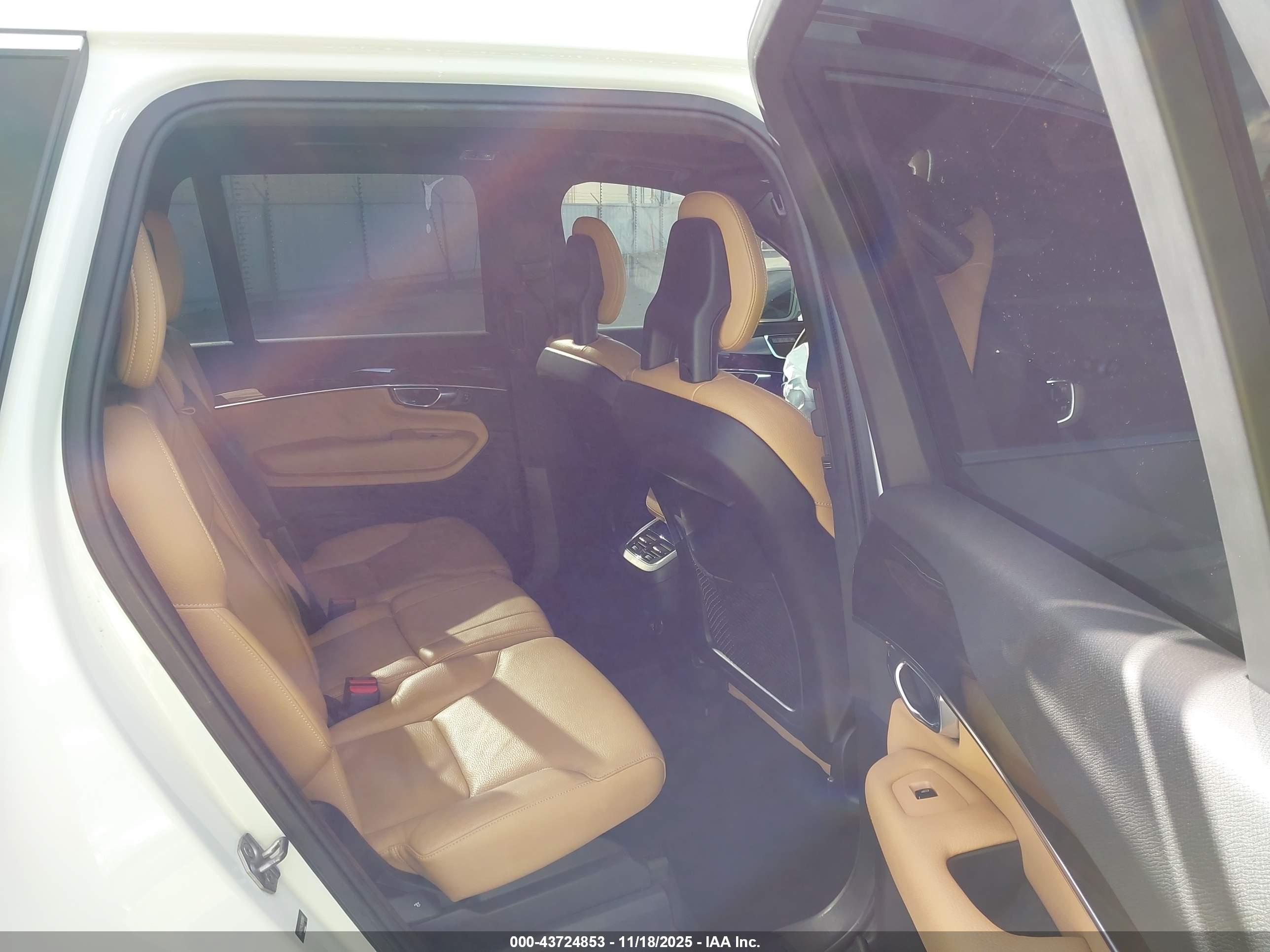 VOLVO XC90 image 8