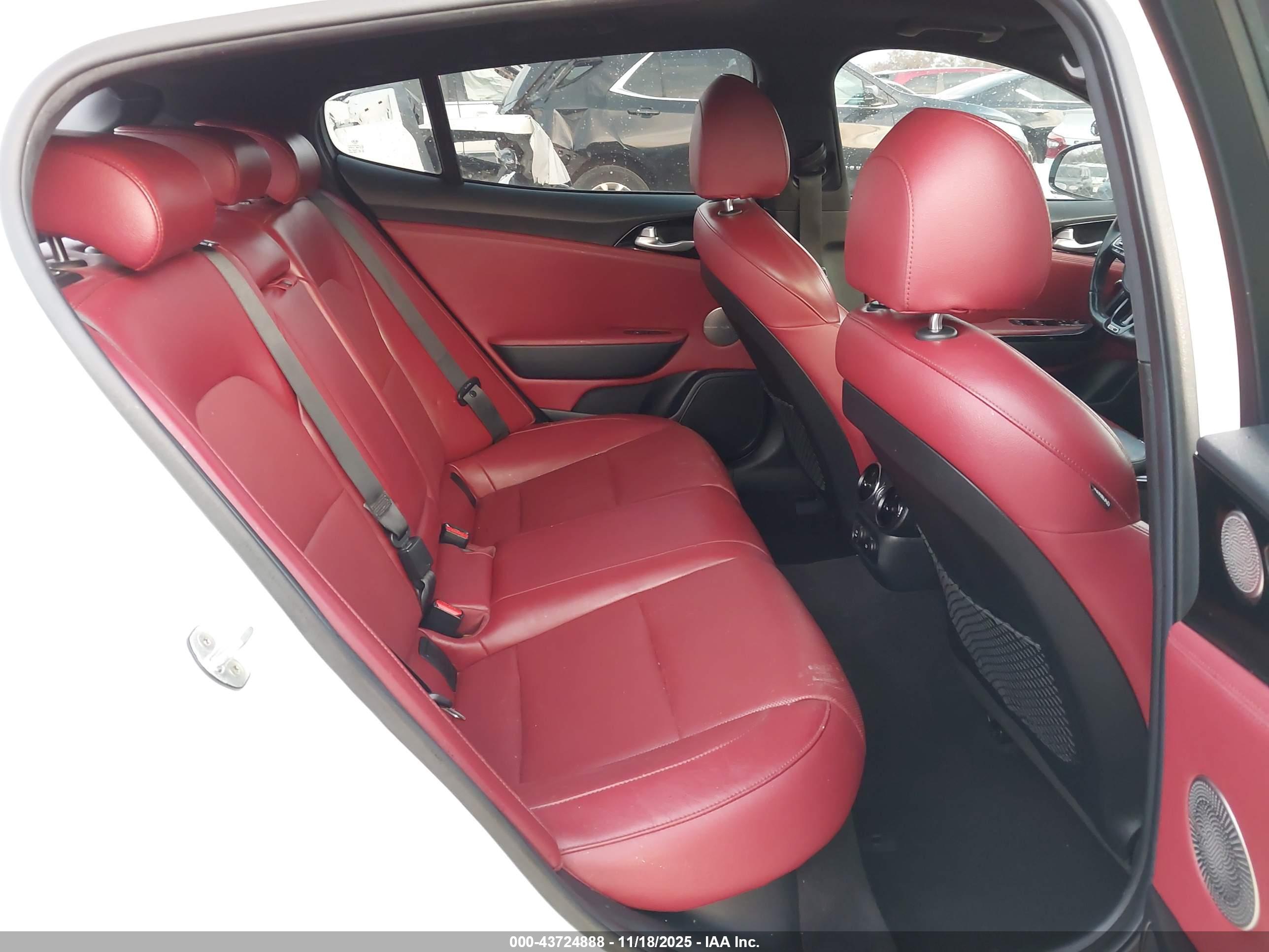 KIA STINGER image 8
