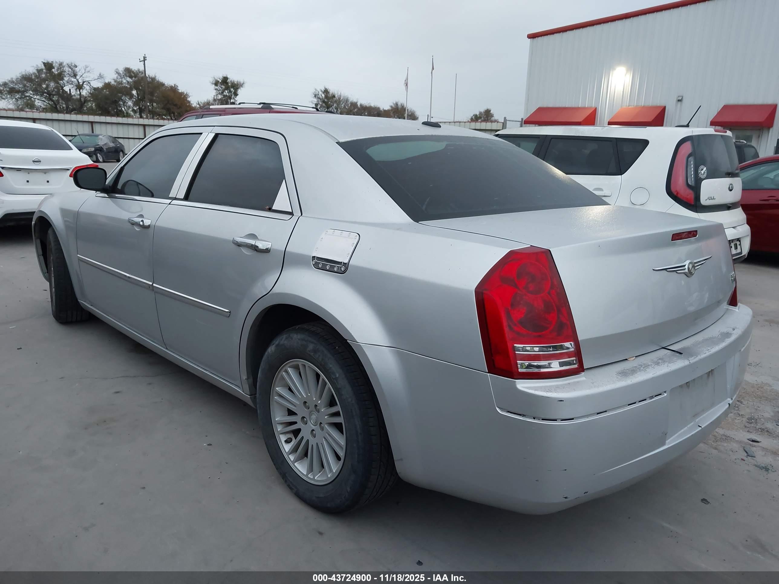 CHRYSLER 300 image 3
