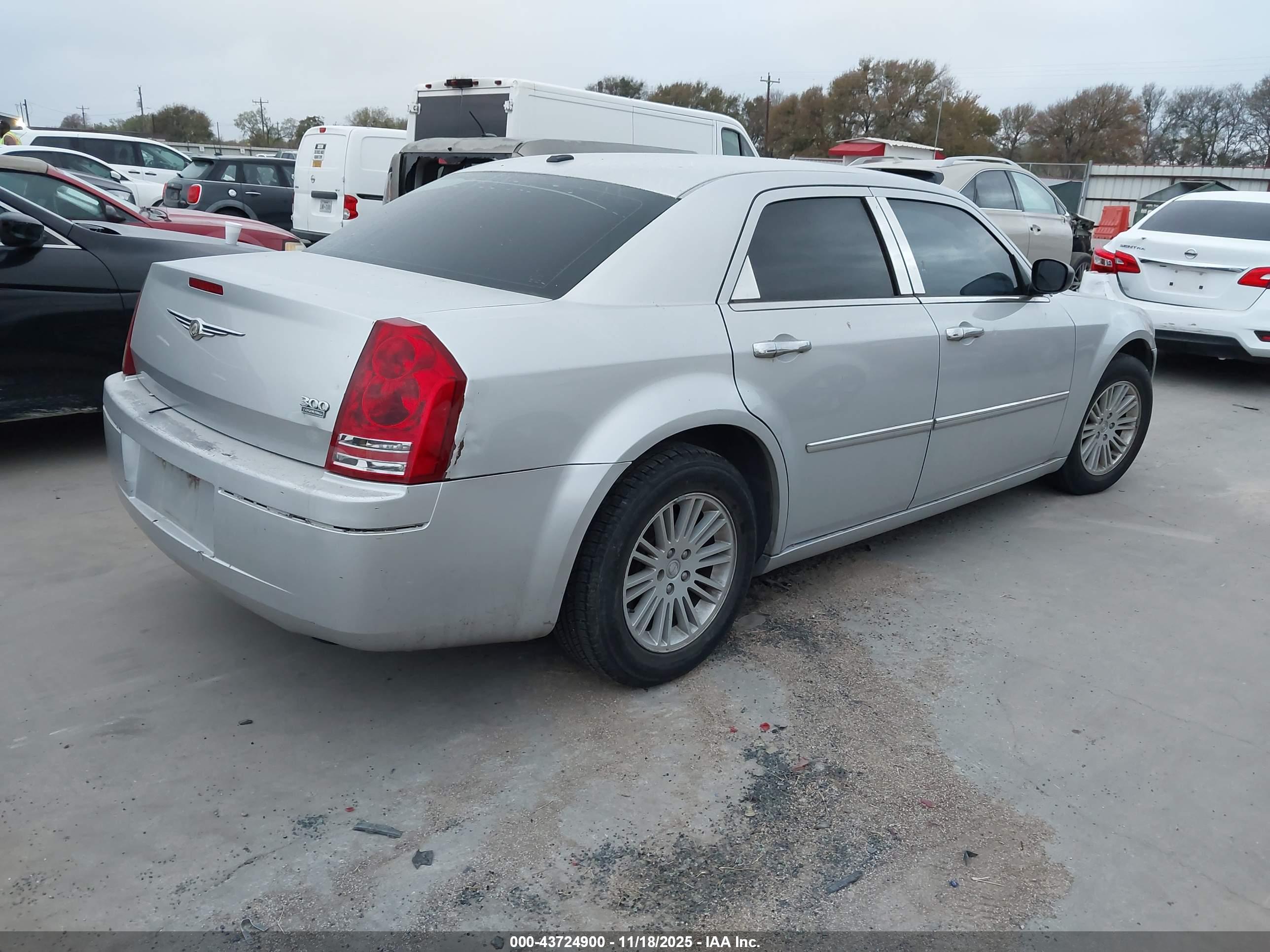 CHRYSLER 300 image 4