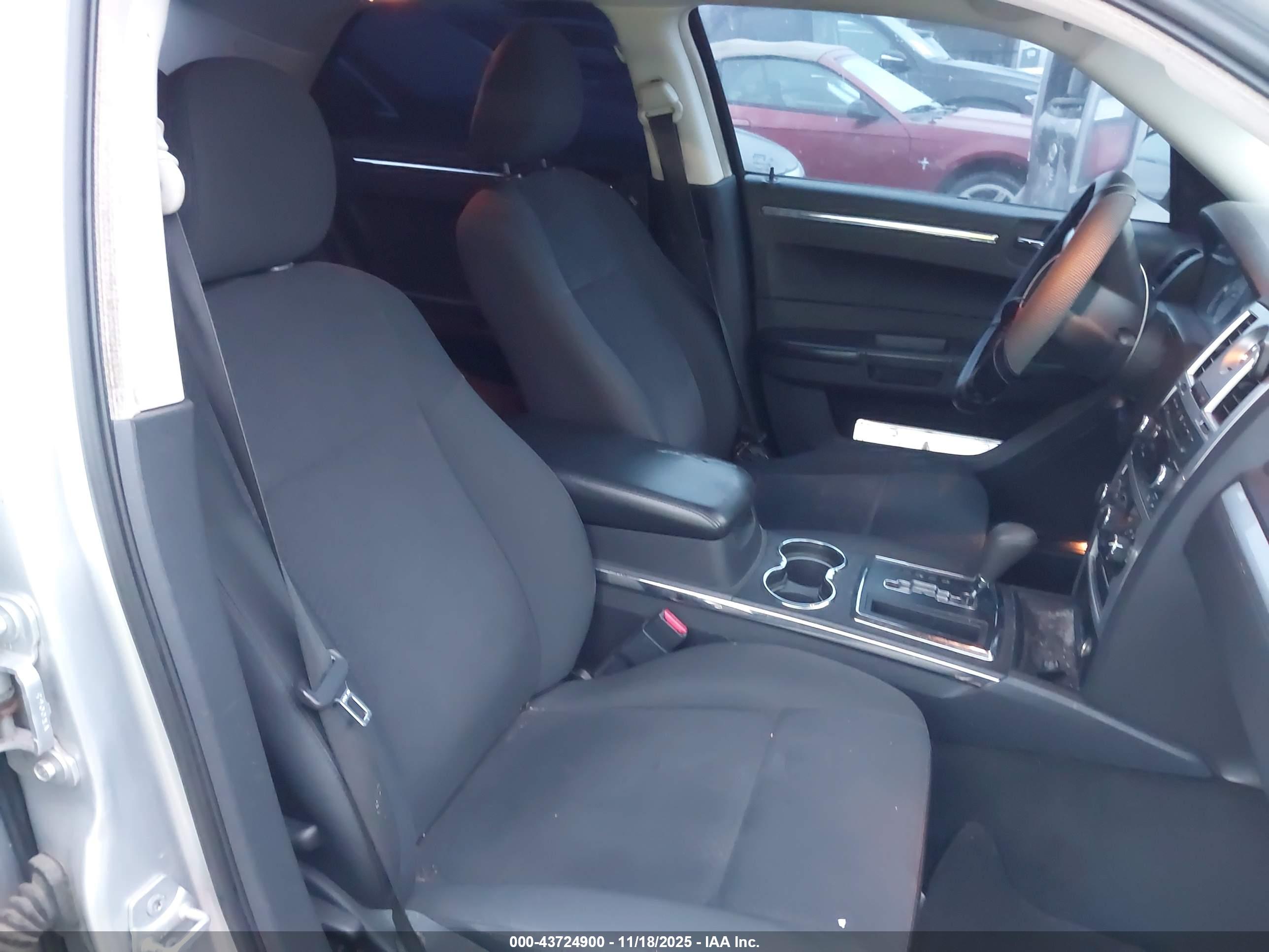 CHRYSLER 300 image 5