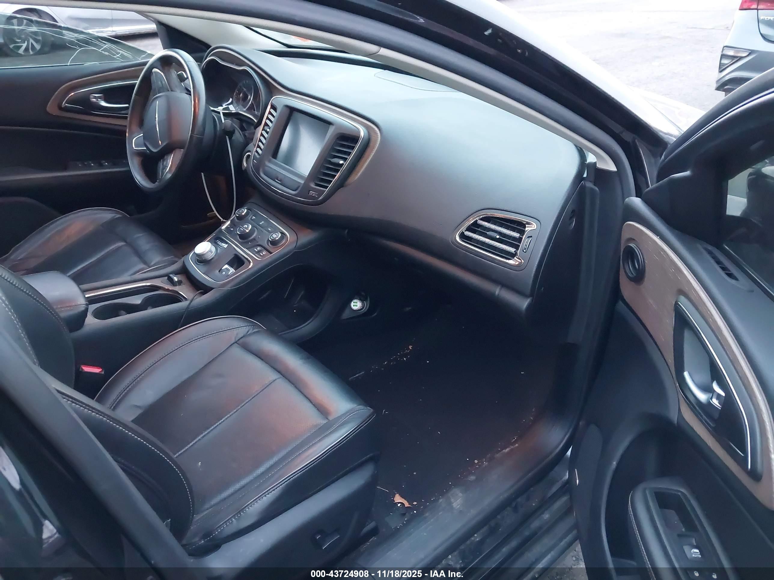 CHRYSLER 200 image 5