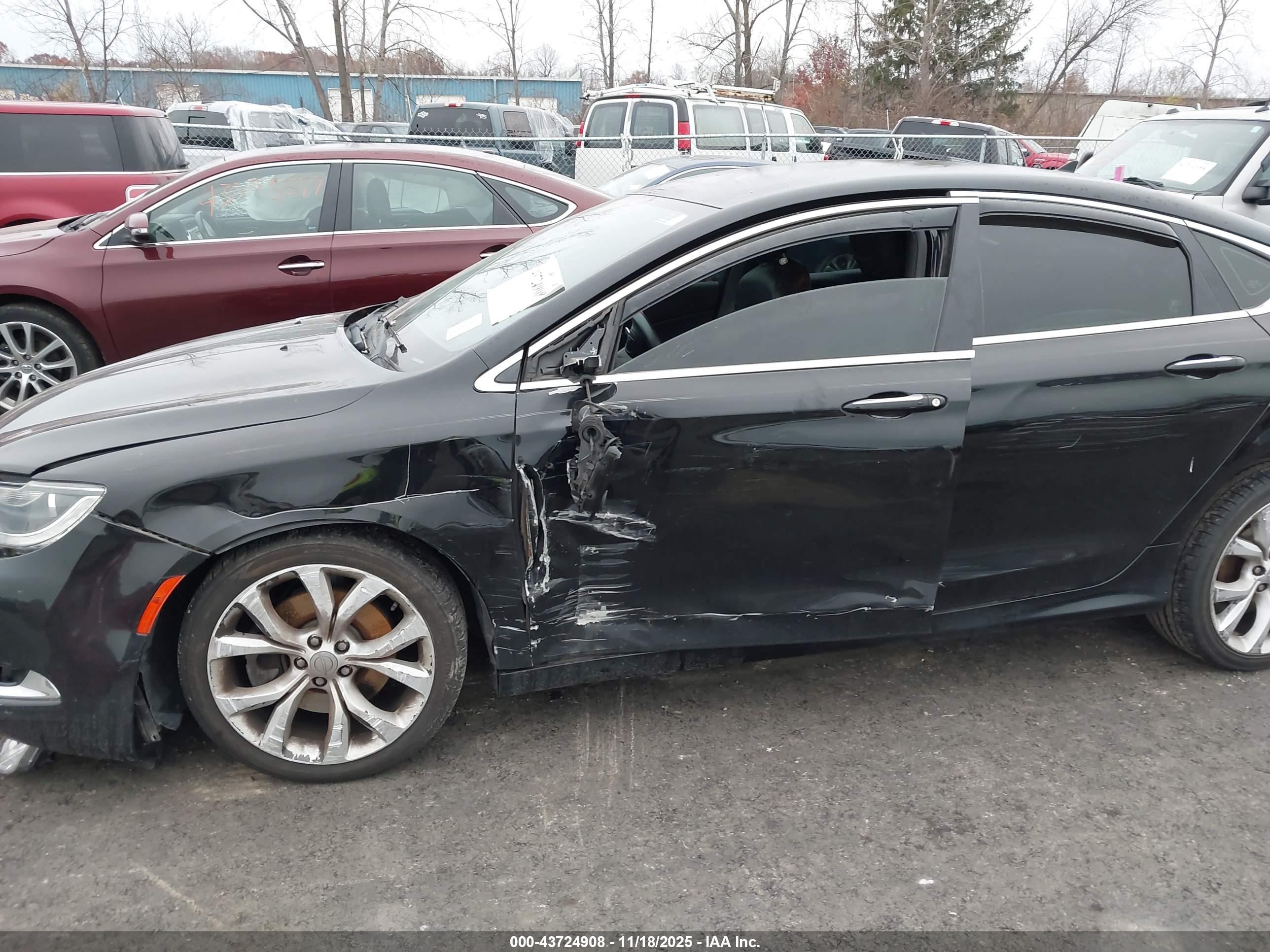 CHRYSLER 200 image 6