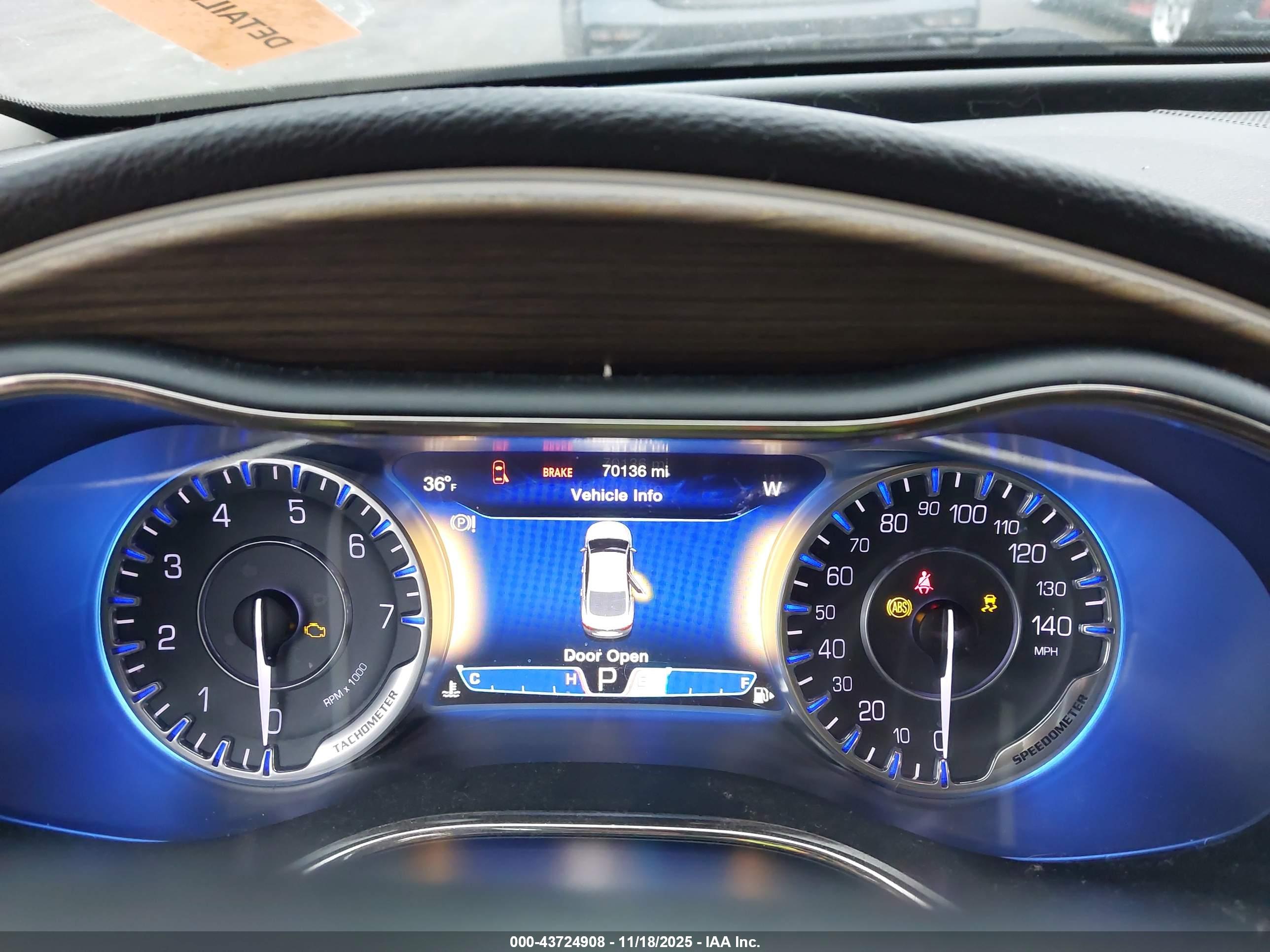 CHRYSLER 200 image 7
