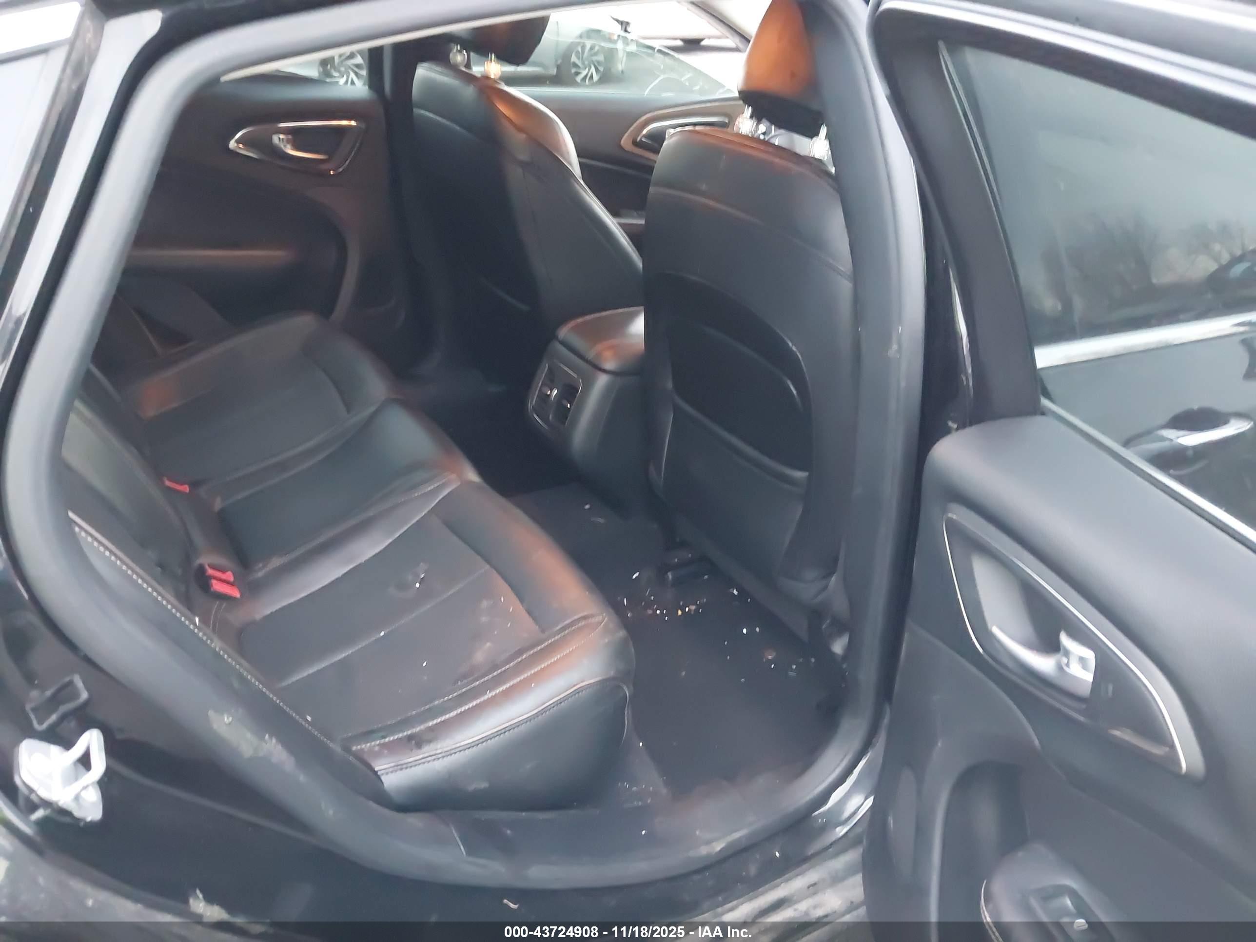 CHRYSLER 200 image 8