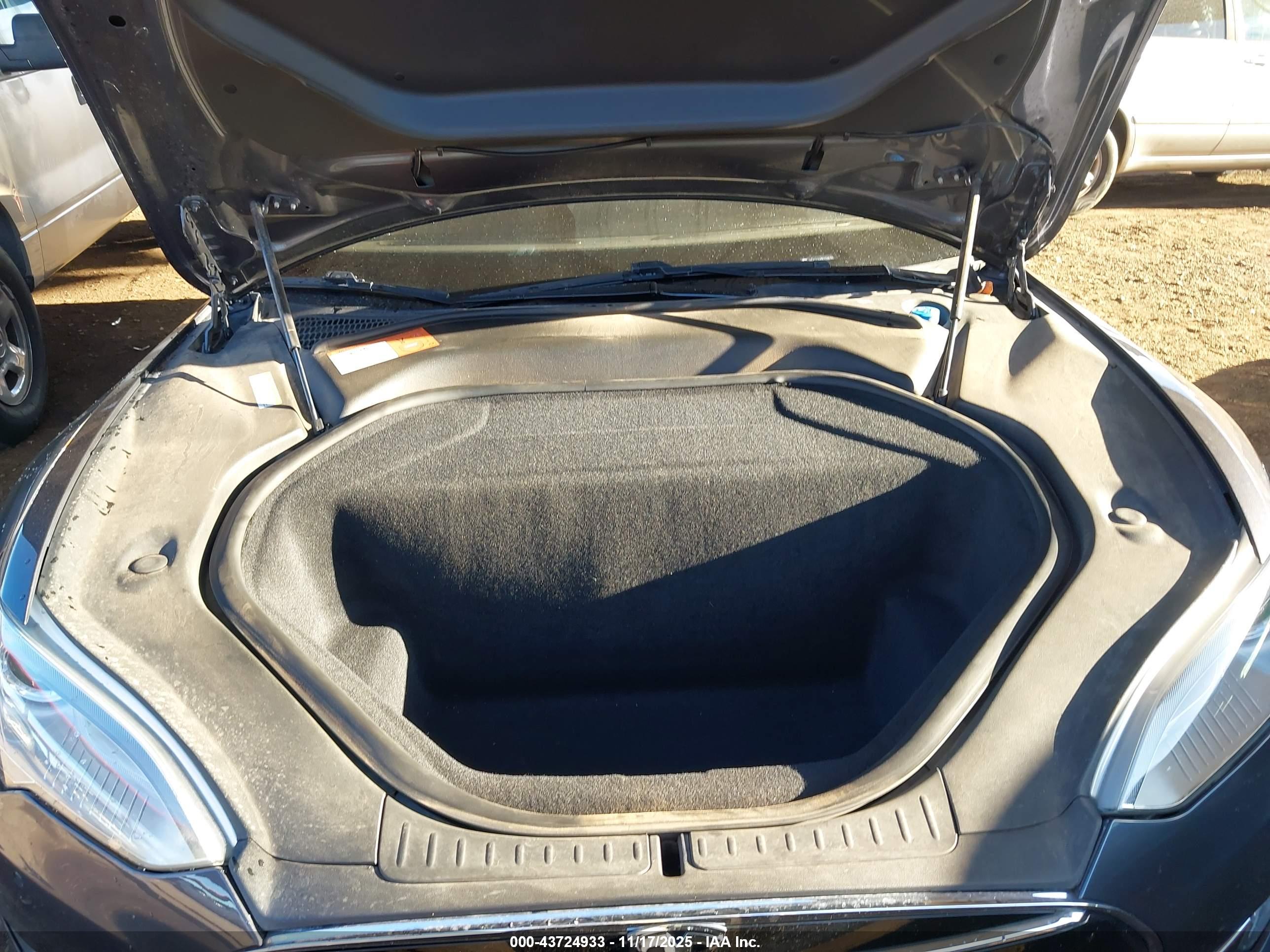 TESLA MODEL image 10