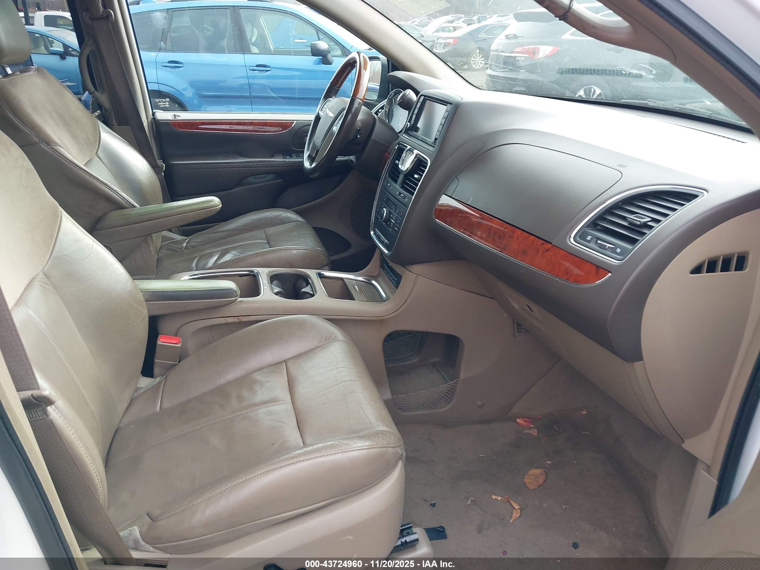 CHRYSLER TOWN image 5