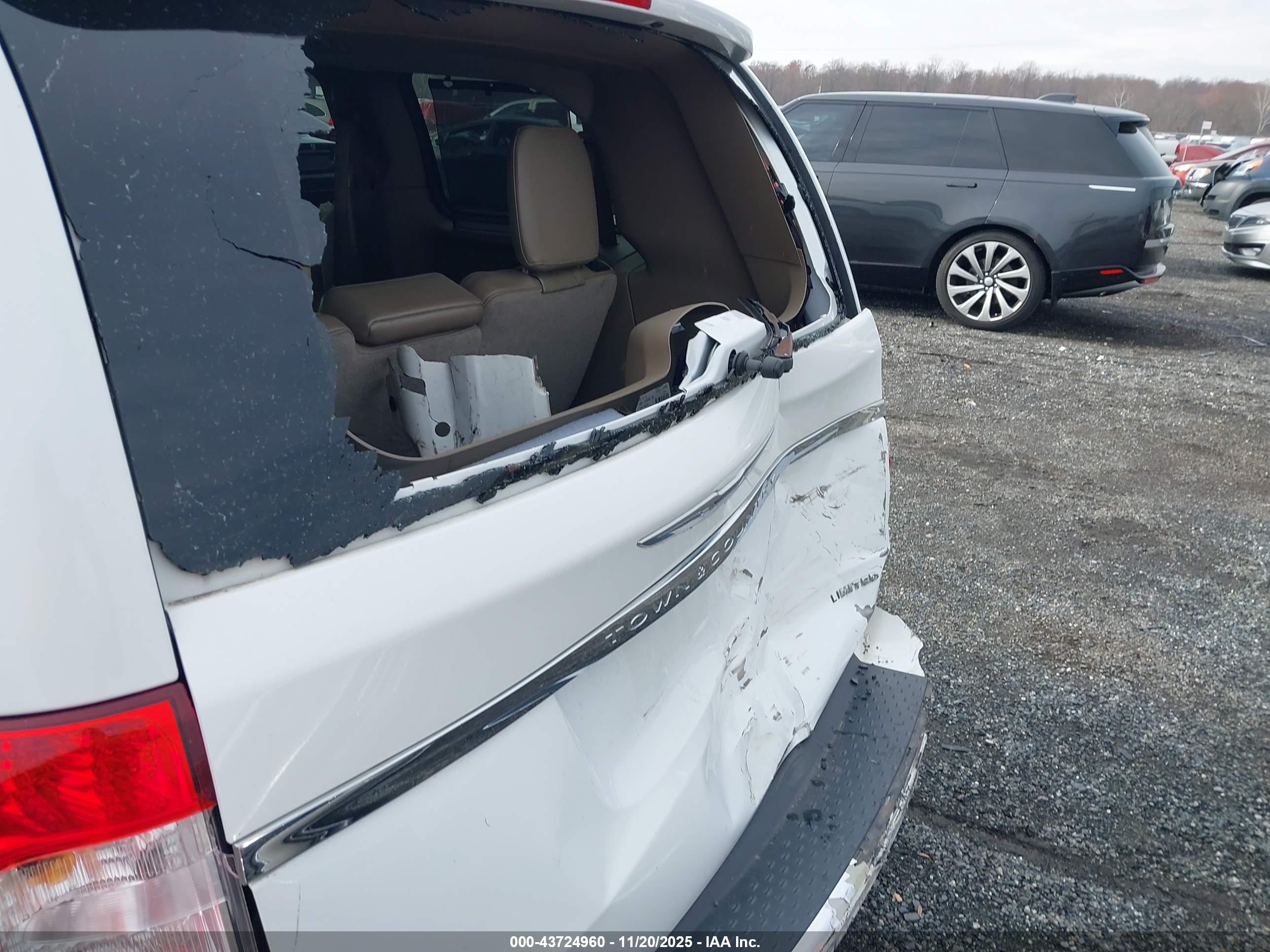 CHRYSLER TOWN image 6