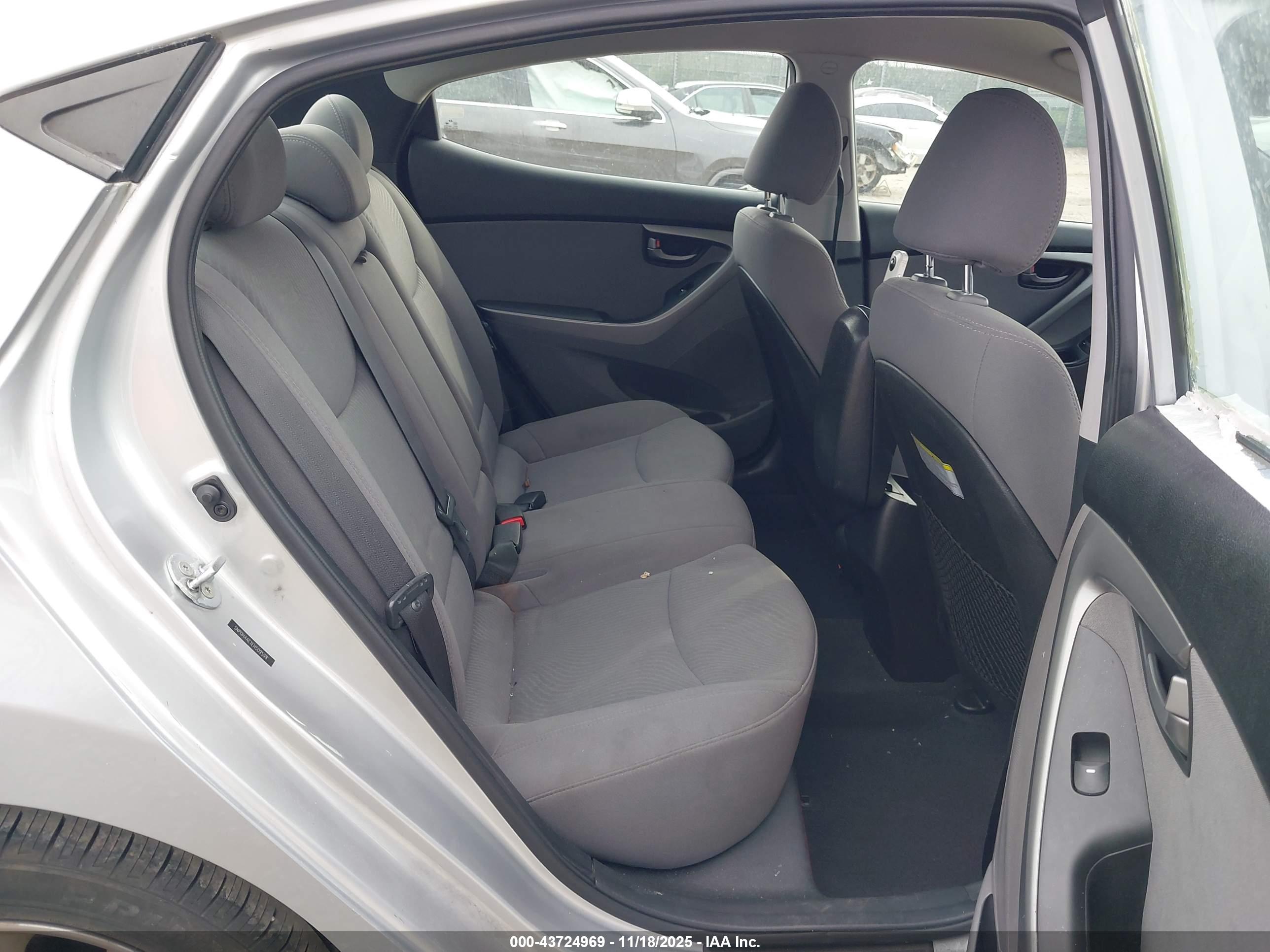 HYUNDAI ELANTRA image 8