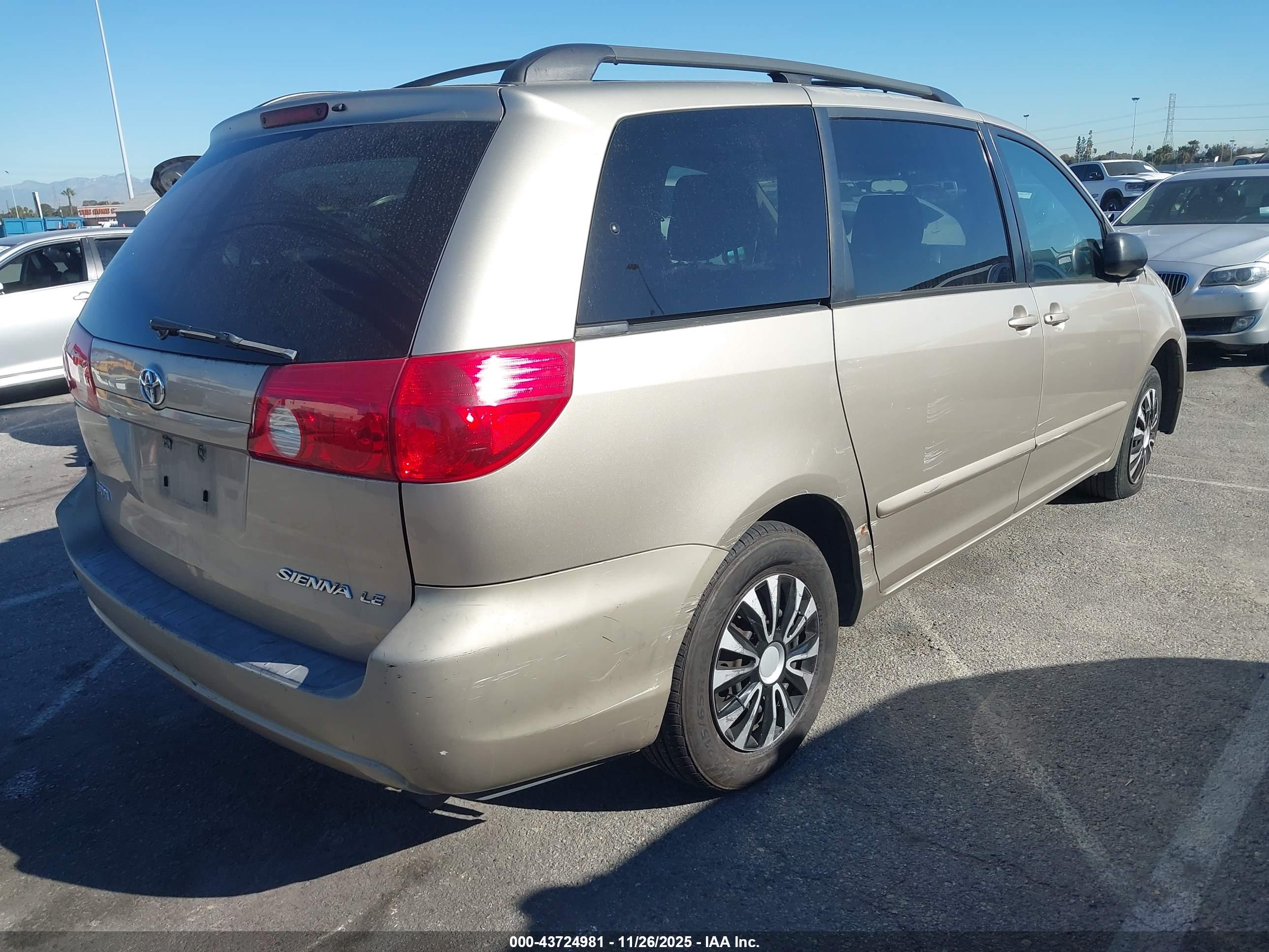 TOYOTA SIENNA image 4
