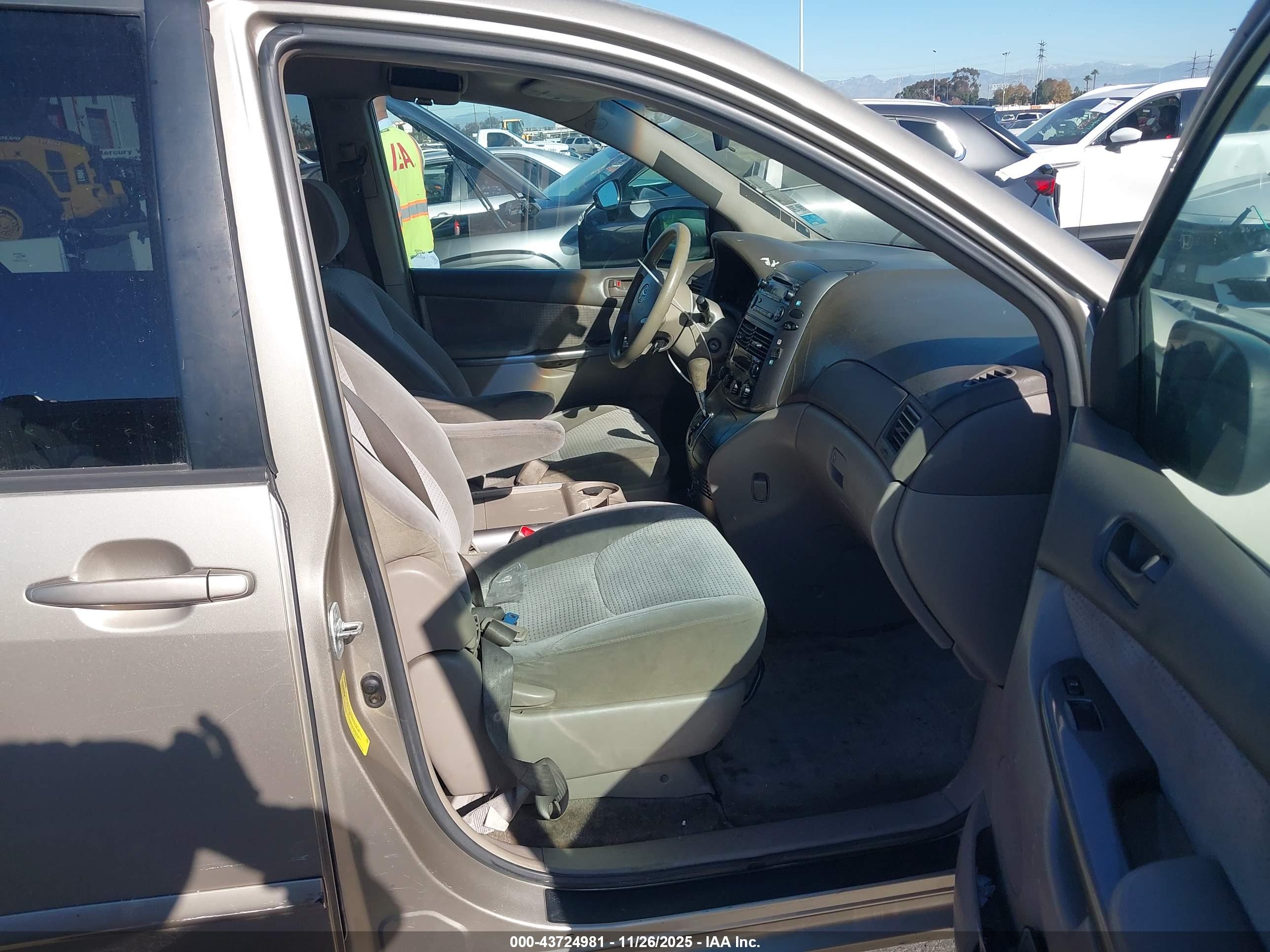 TOYOTA SIENNA image 5