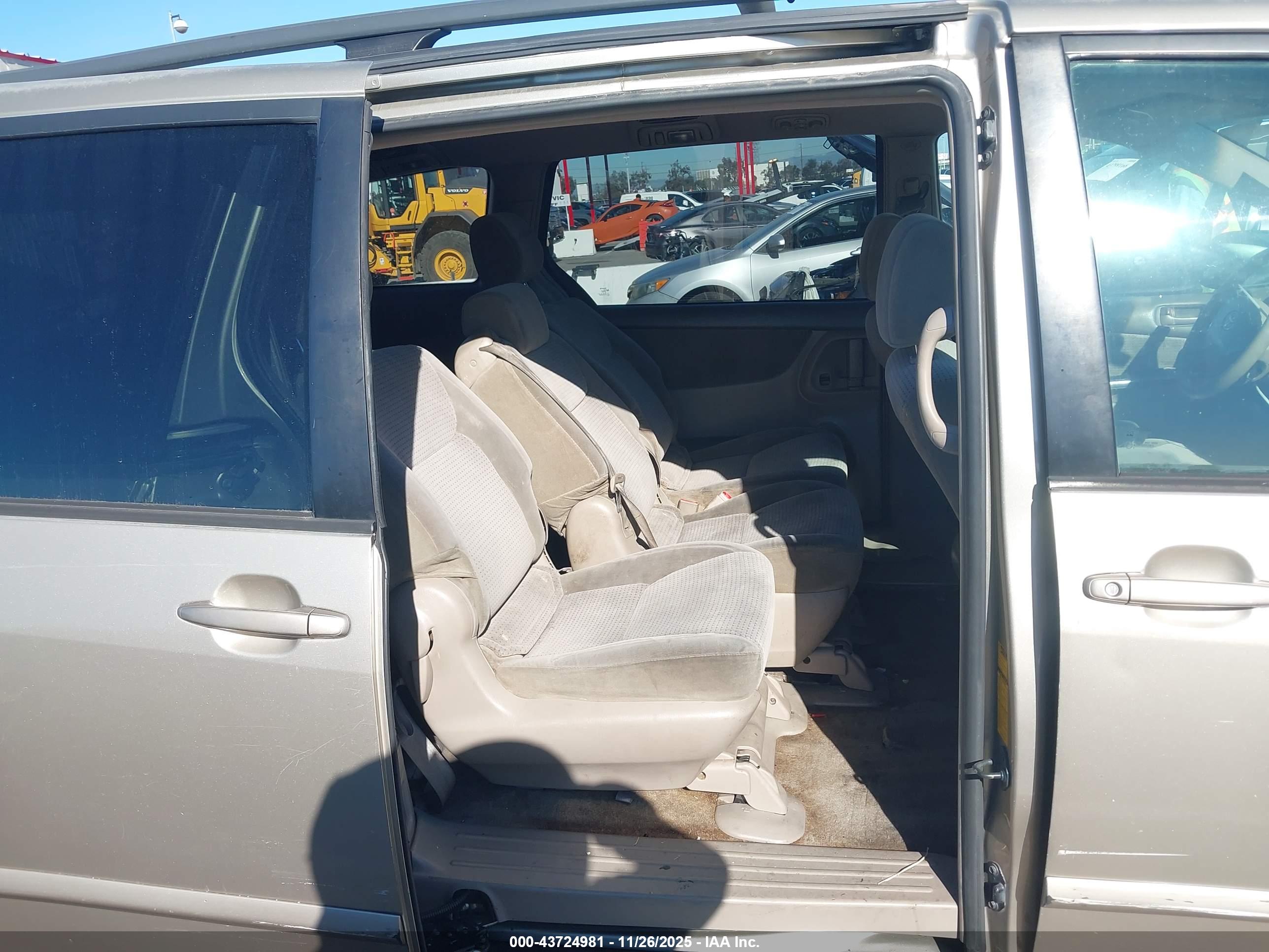 TOYOTA SIENNA image 8