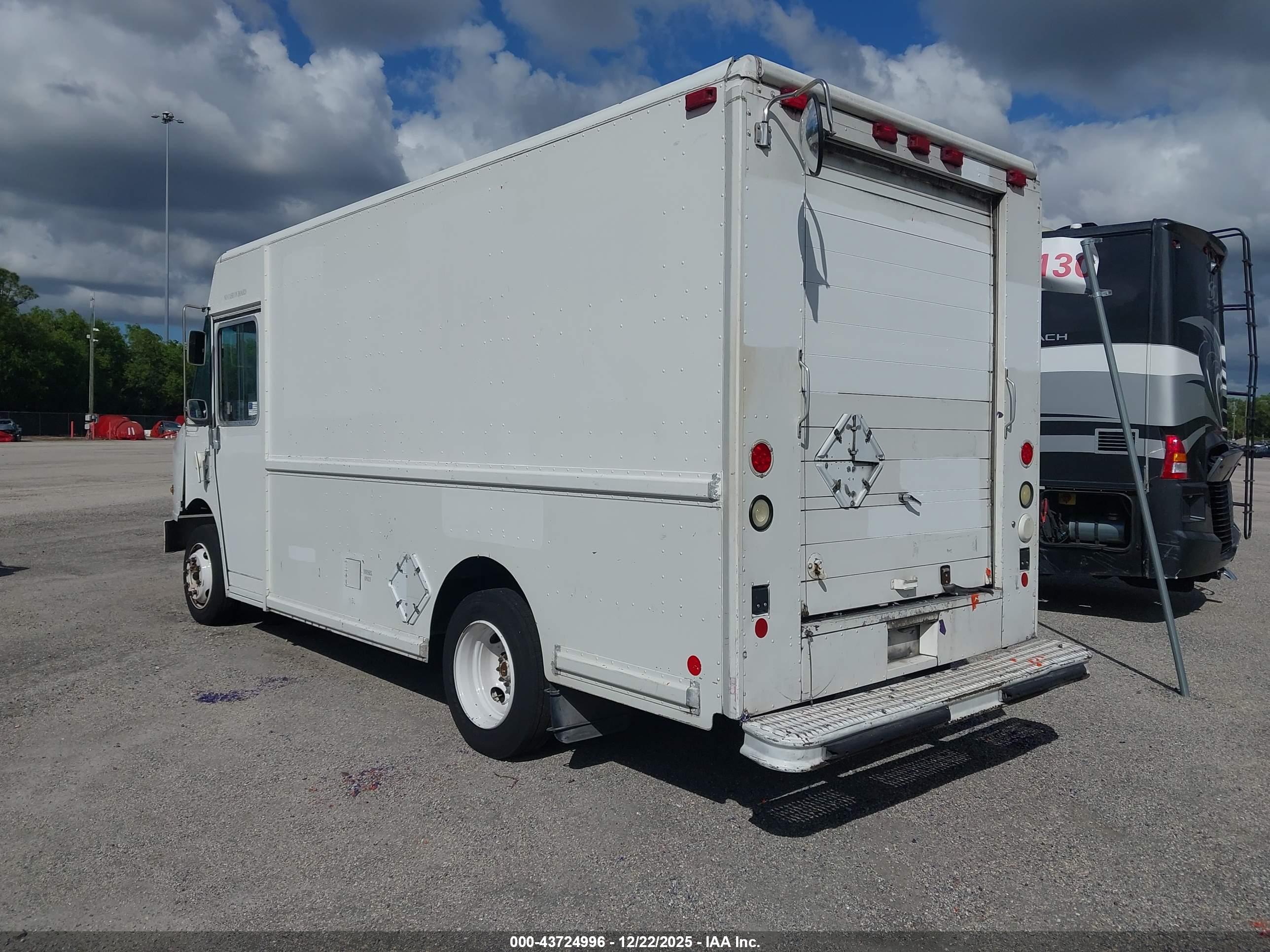 FREIGHTLINER CHASSIS image 3