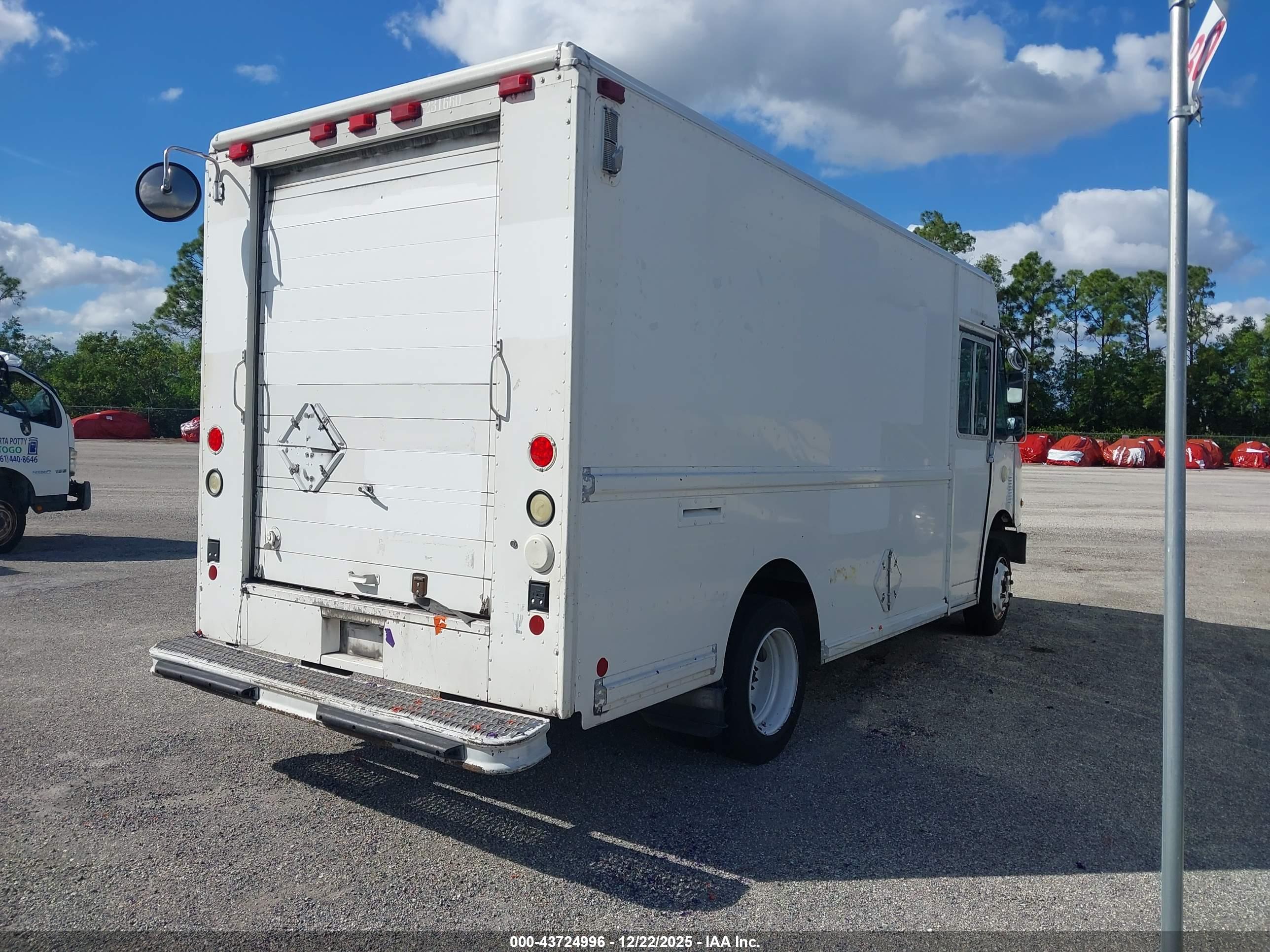 FREIGHTLINER CHASSIS image 4
