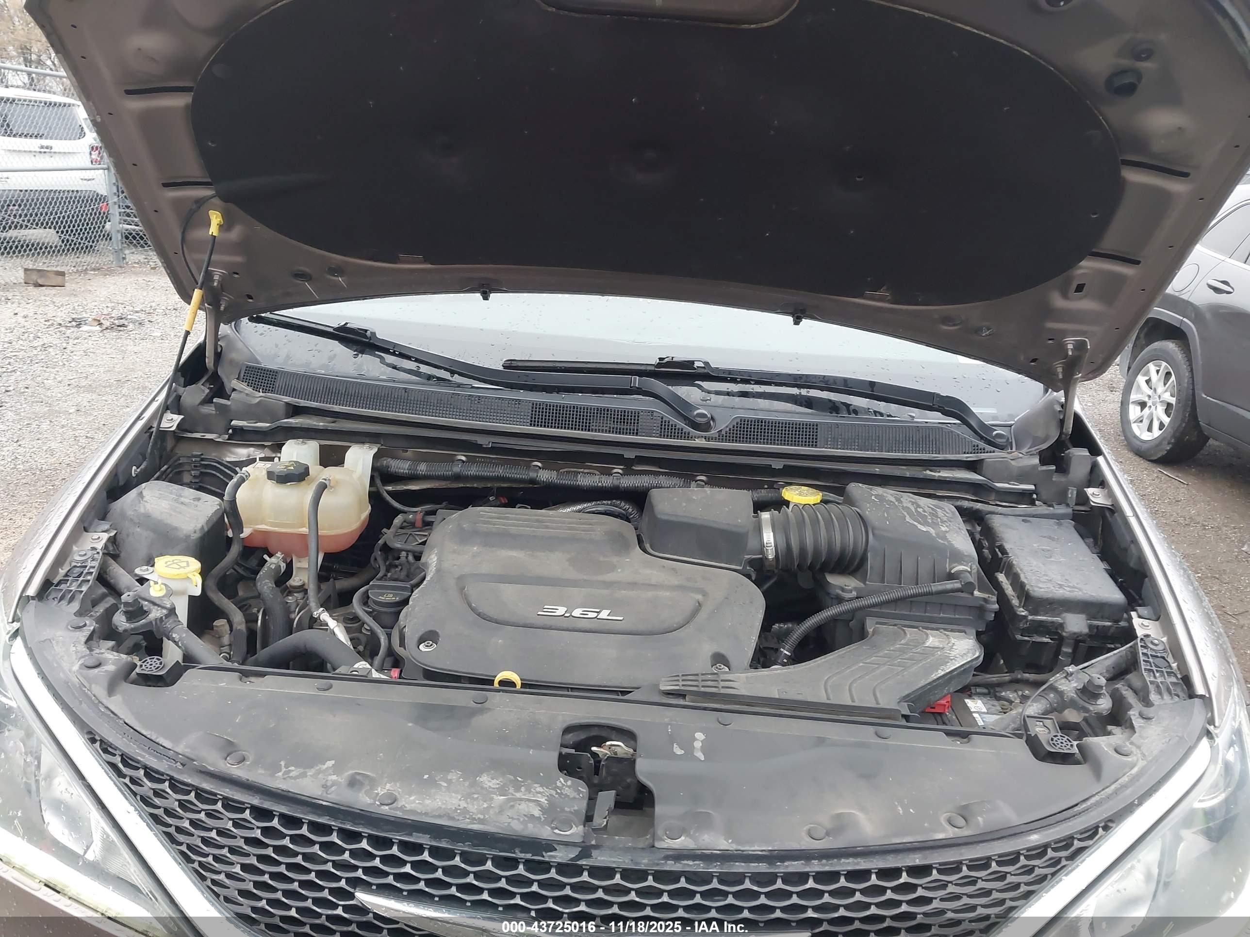 CHRYSLER PACIFICA image 10