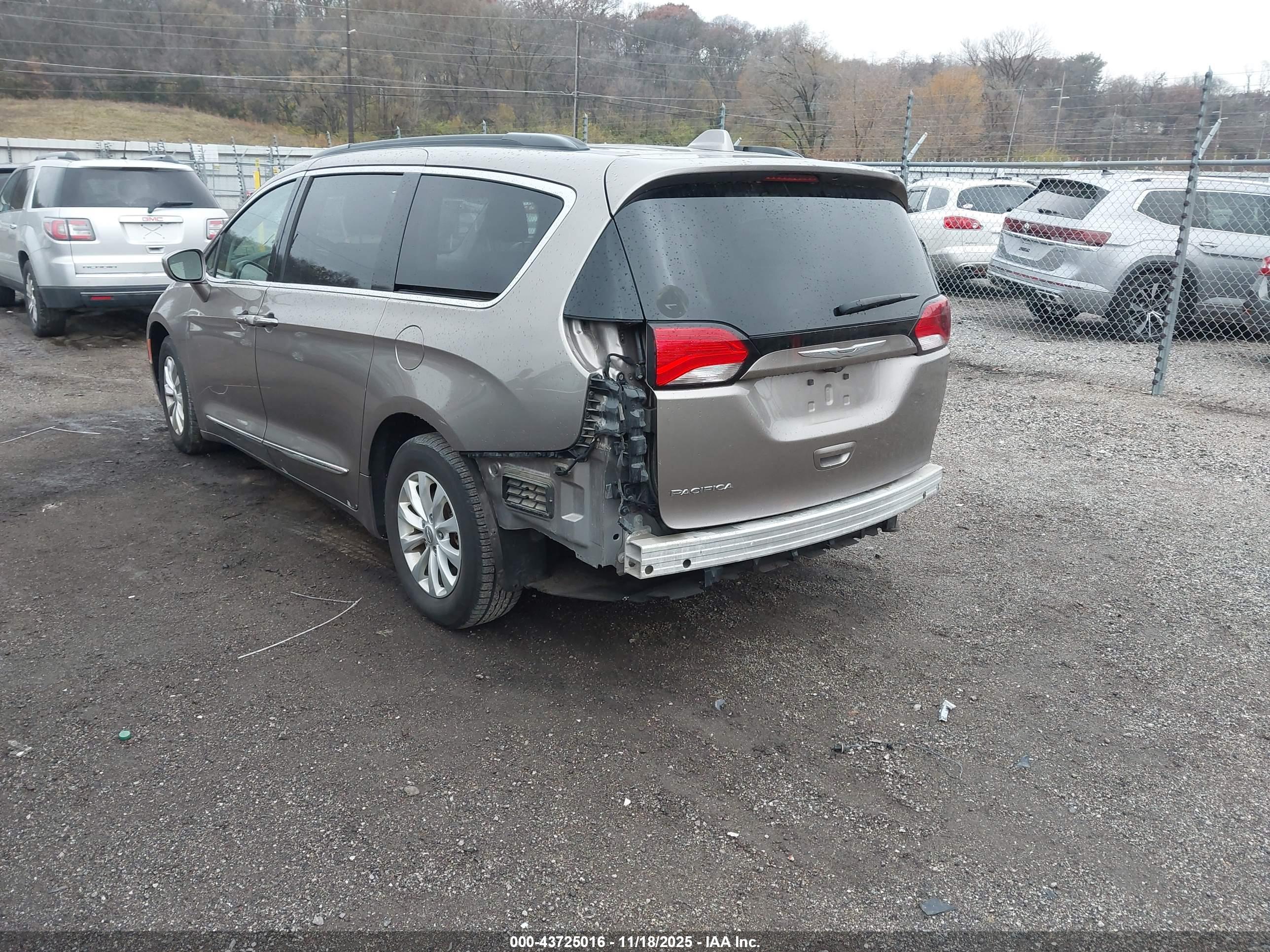 CHRYSLER PACIFICA image 3