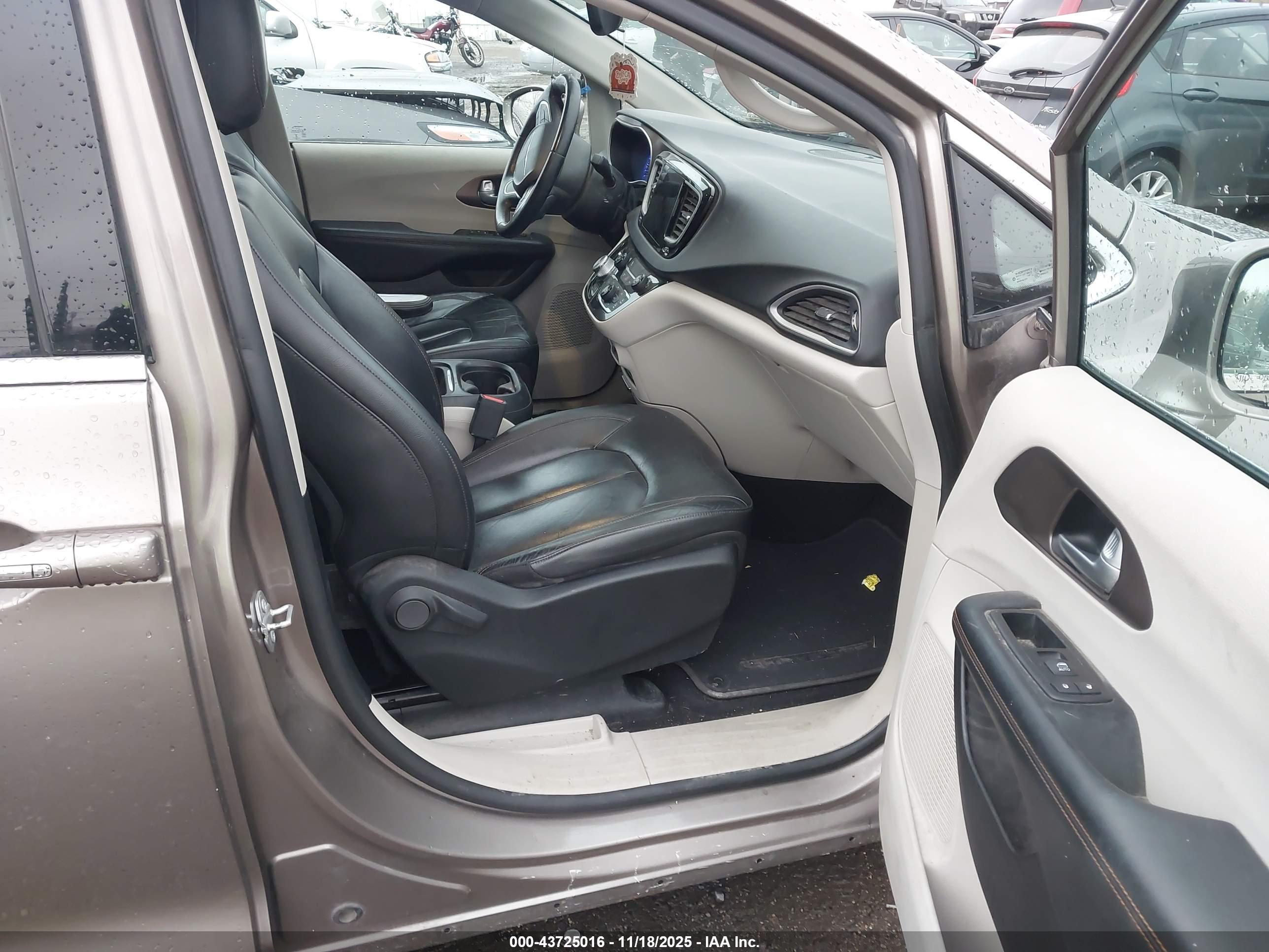 CHRYSLER PACIFICA image 5