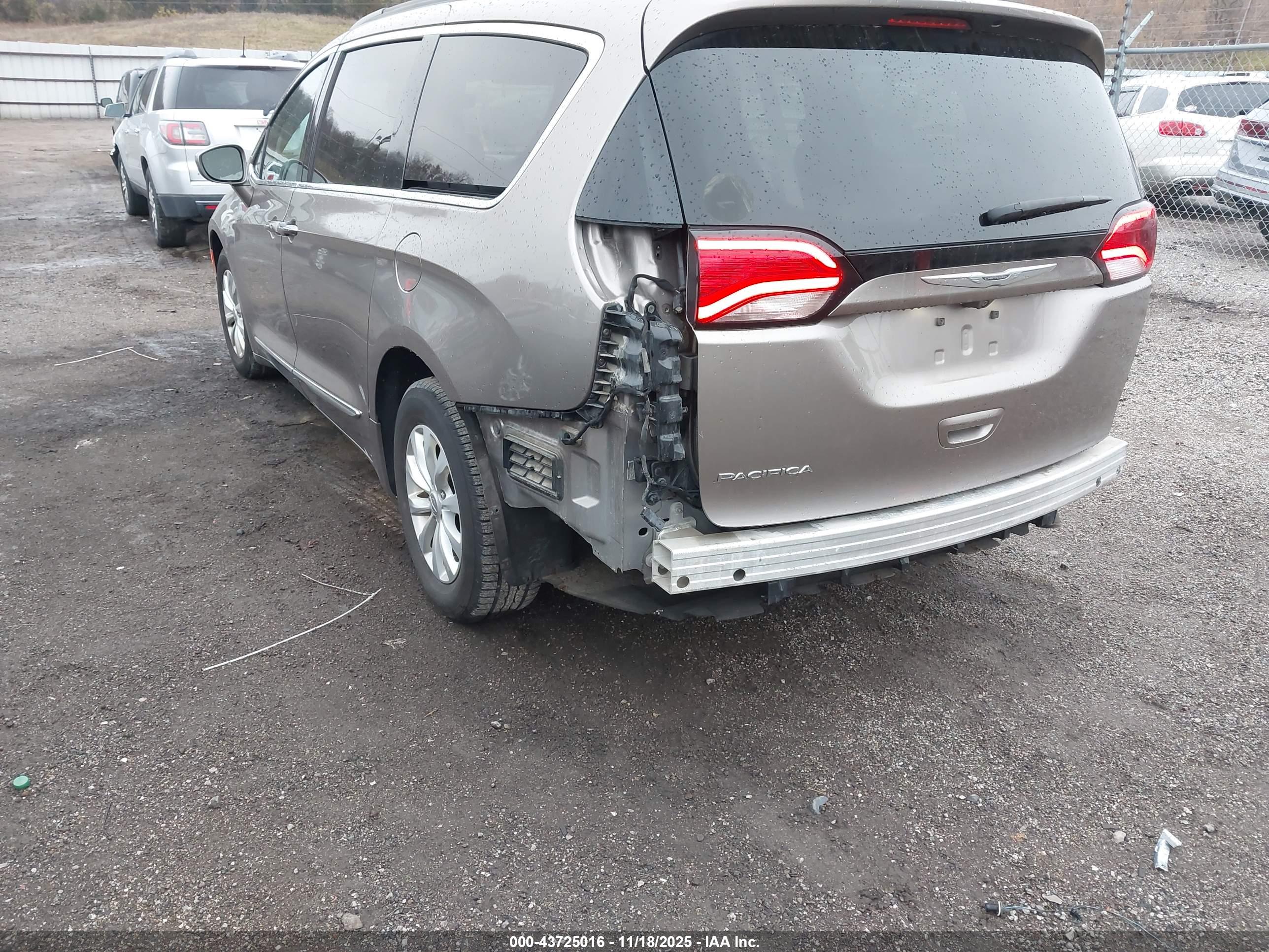 CHRYSLER PACIFICA image 6