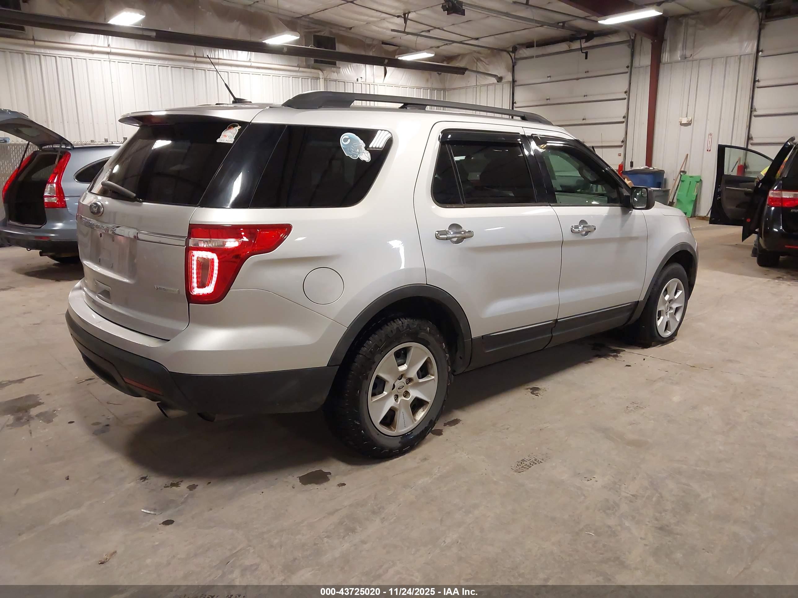 FORD EXPLORER image 4
